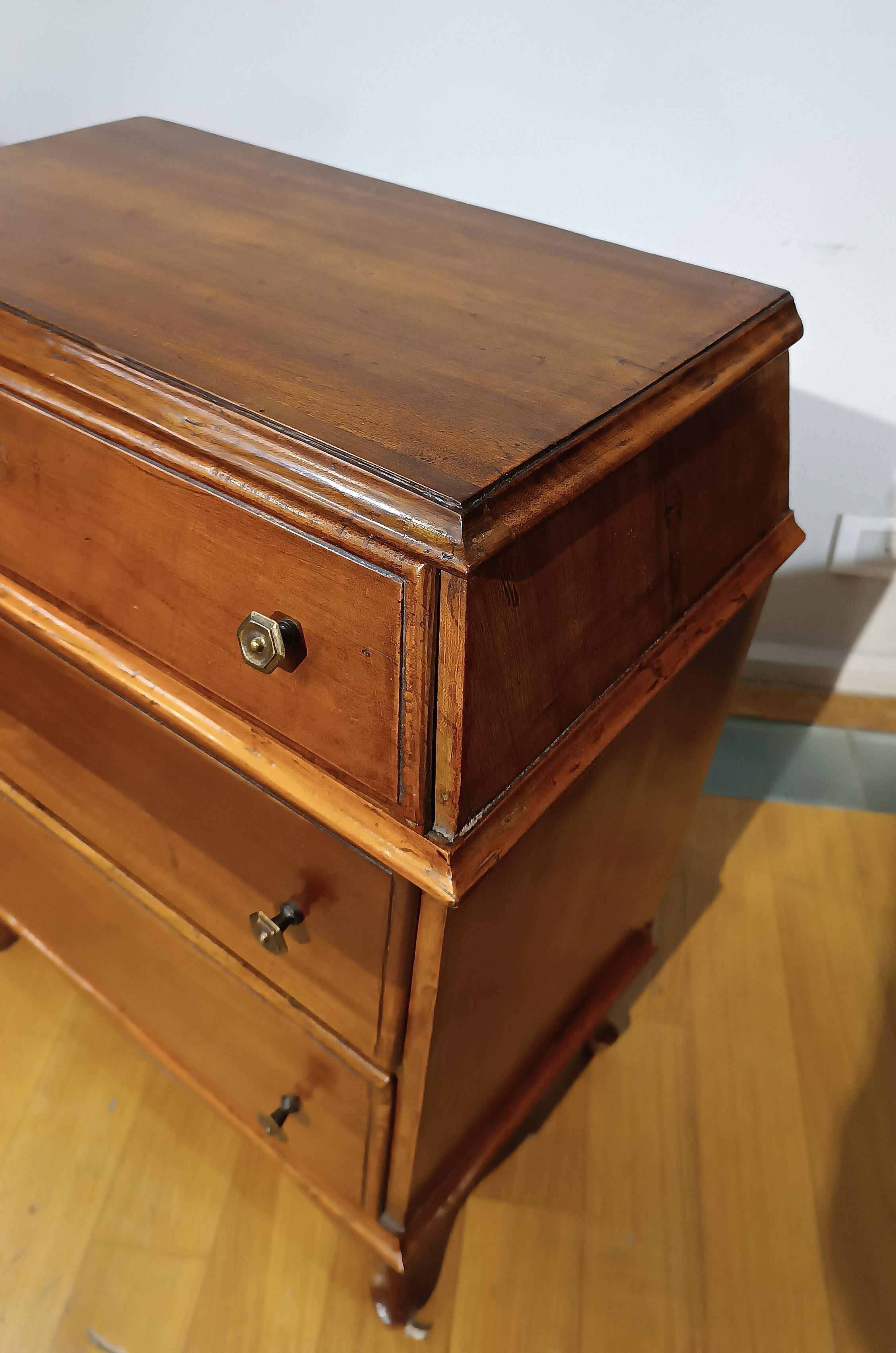 SECOND HALF OF THE 18th CENTURY PAIR OF VENETIAN BLONDE WALNUT BEDSIDE TABLES For Sale 1
