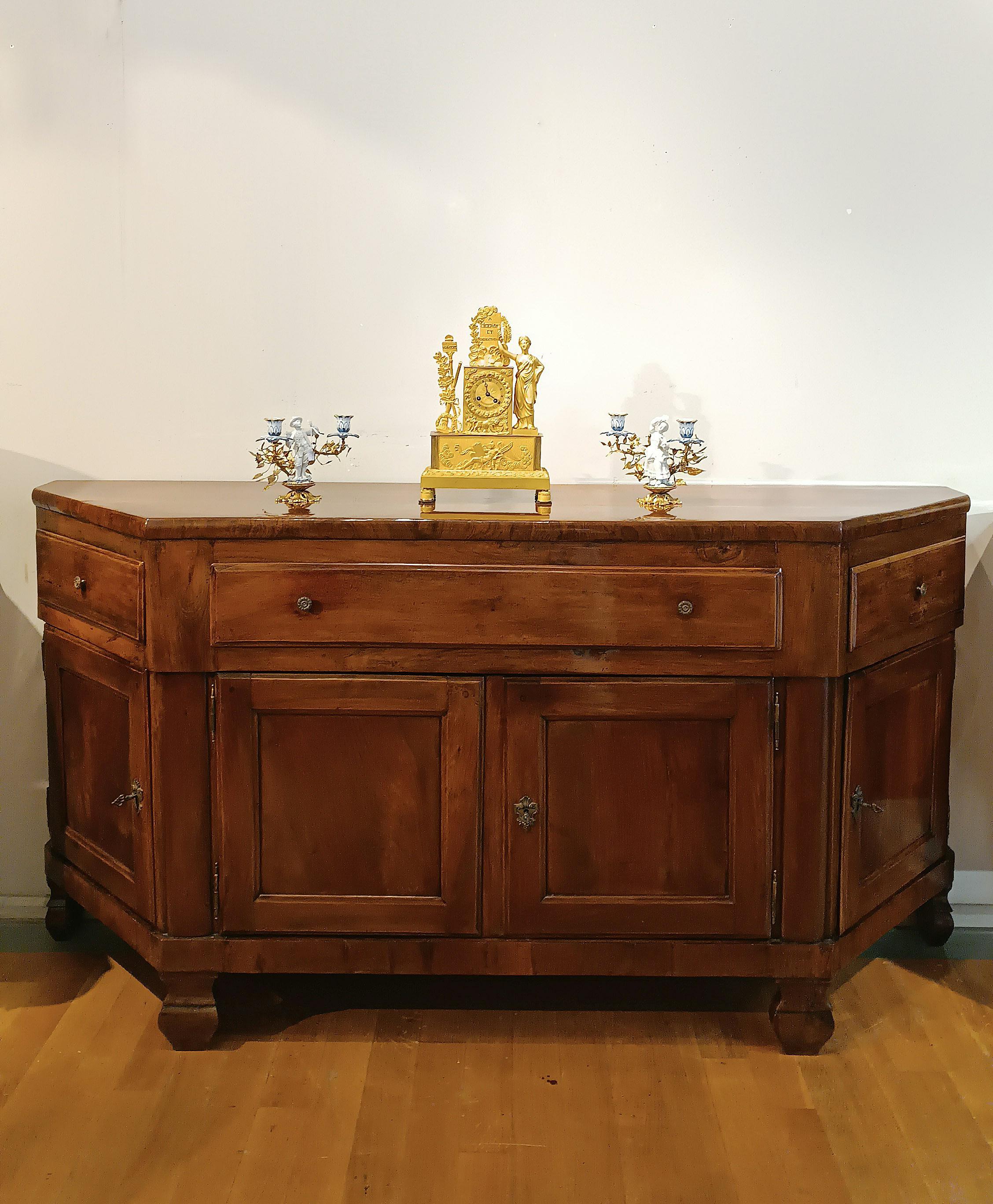 SECOND HALF OF THE 18th CENTURY ROUNDED WALNUT SIDEBOARD For Sale 3