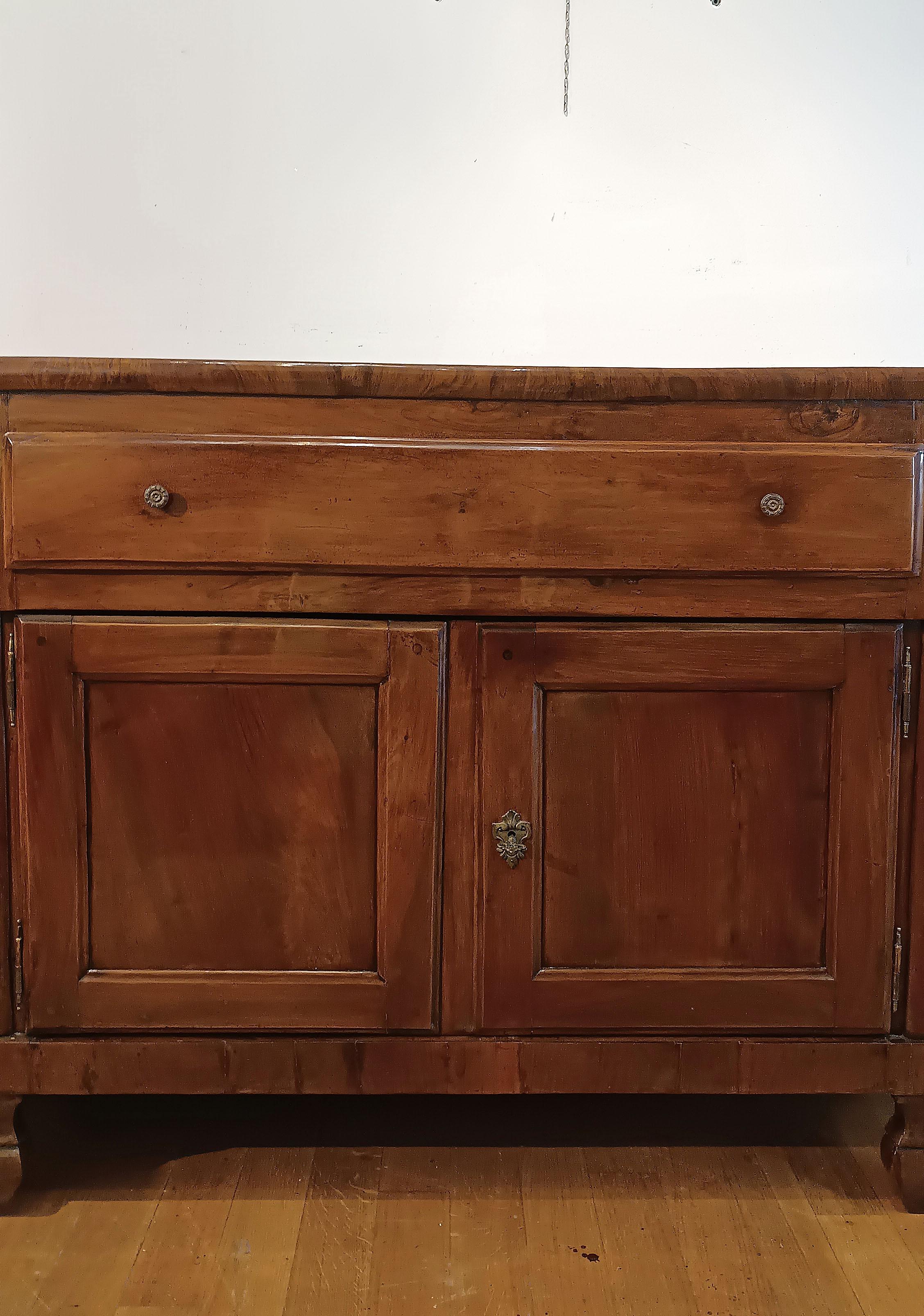 SECOND HALF OF THE 18th CENTURY ROUNDED WALNUT SIDEBOARD For Sale 4