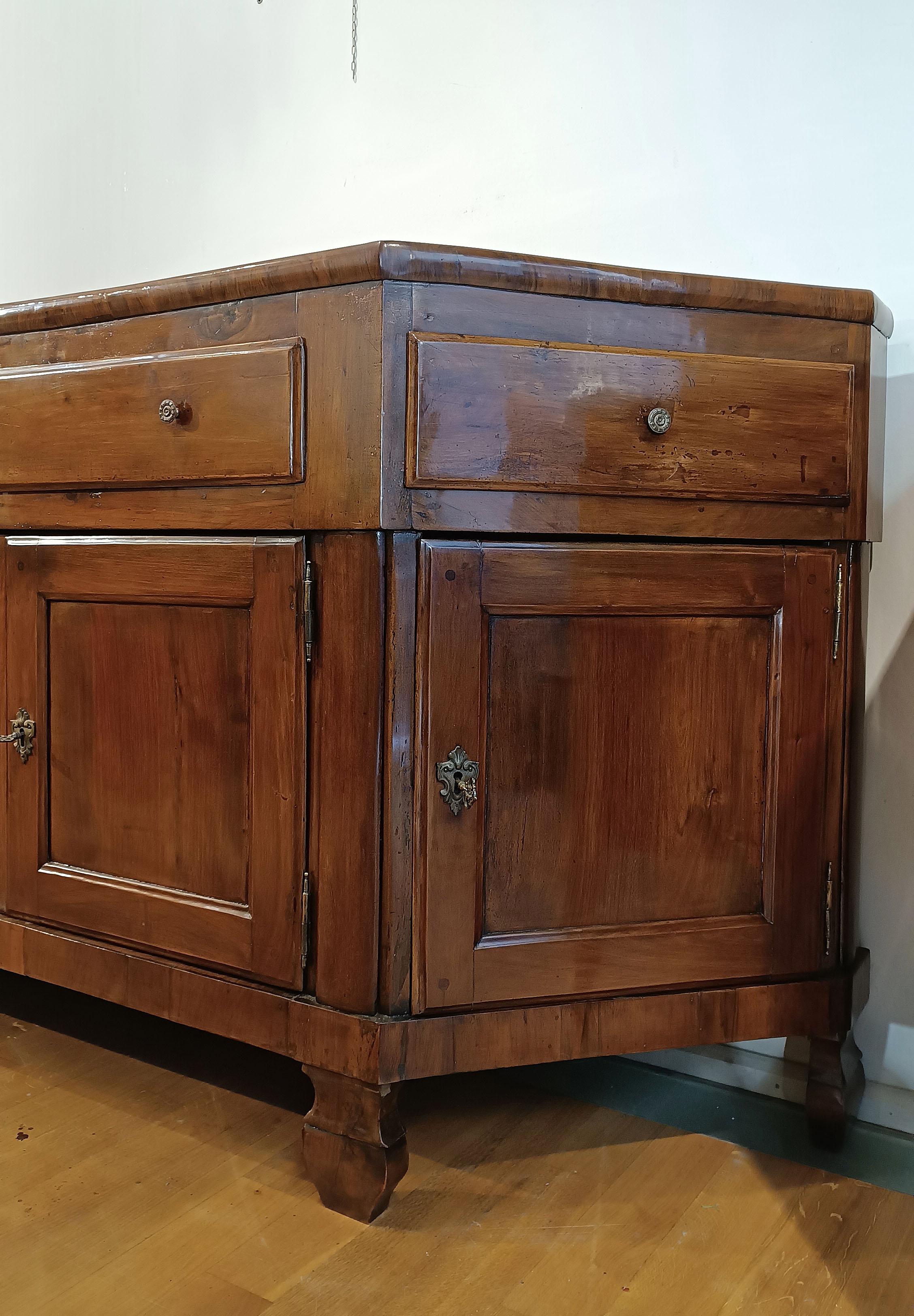SECOND HALF OF THE 18th CENTURY ROUNDED WALNUT SIDEBOARD For Sale 5