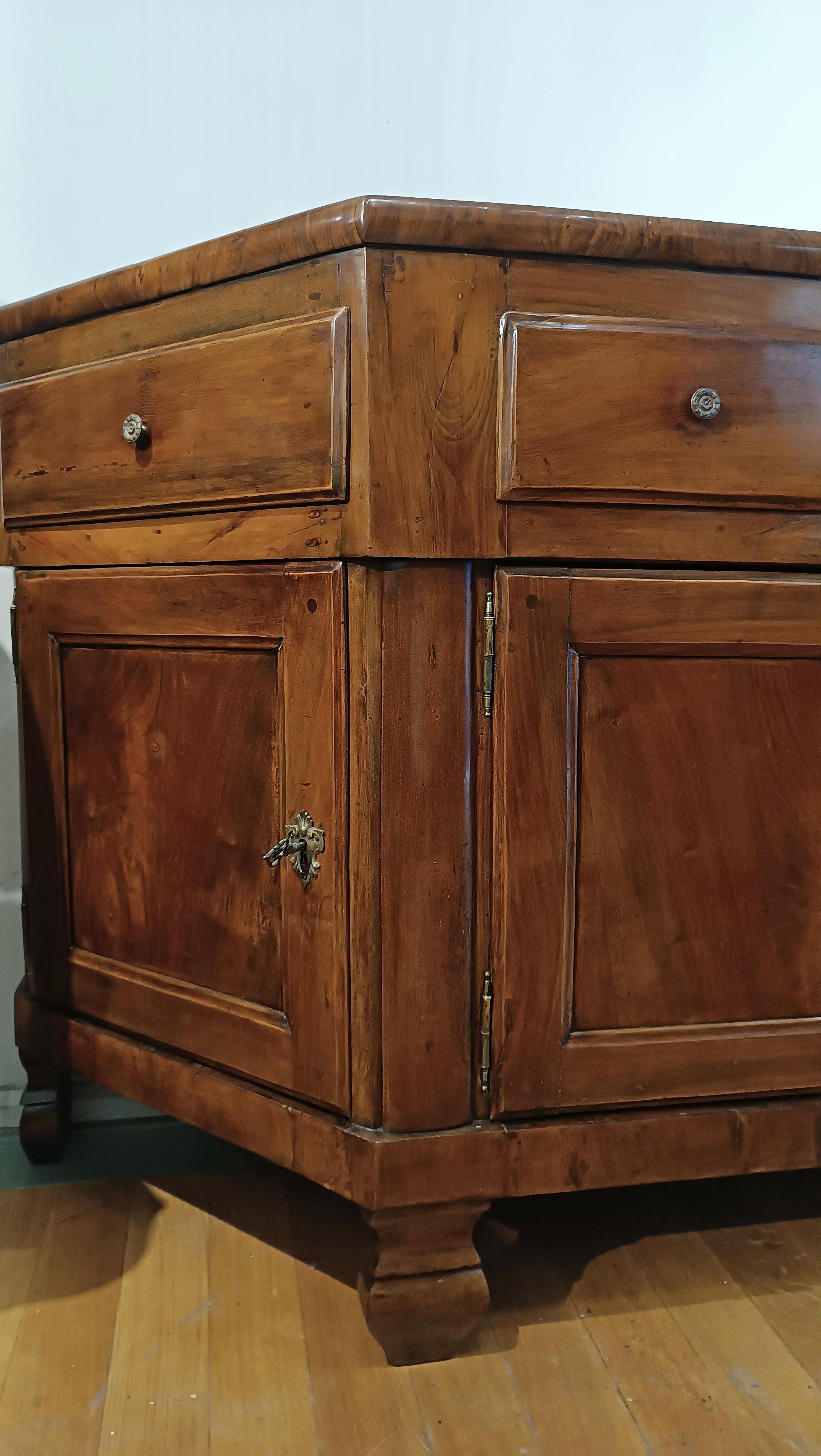 SECOND HALF OF THE 18th CENTURY ROUNDED WALNUT SIDEBOARD In Good Condition For Sale In Firenze, FI