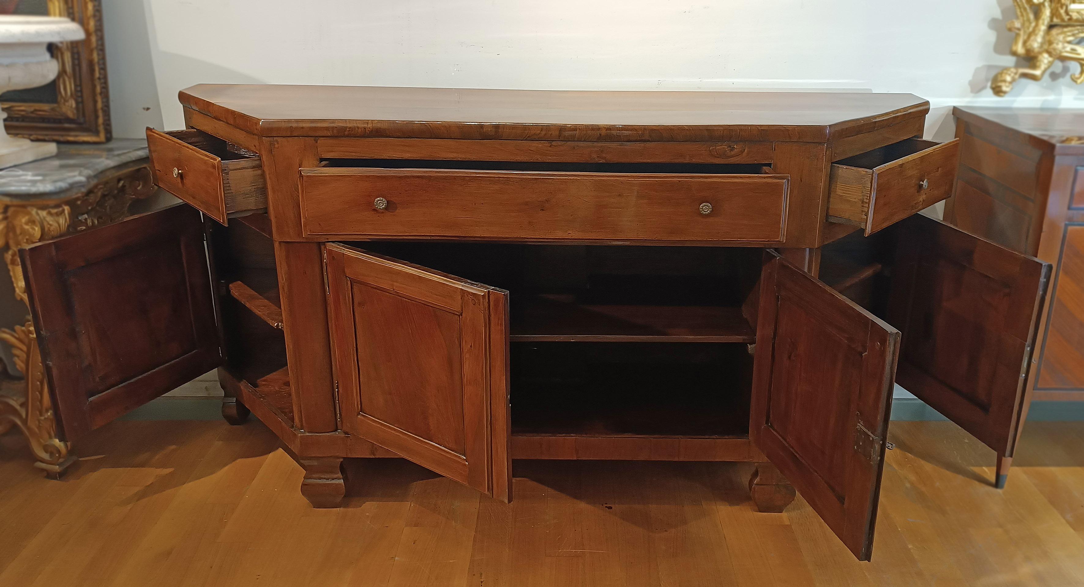 SECOND HALF OF THE 18th CENTURY ROUNDED WALNUT SIDEBOARD For Sale 1