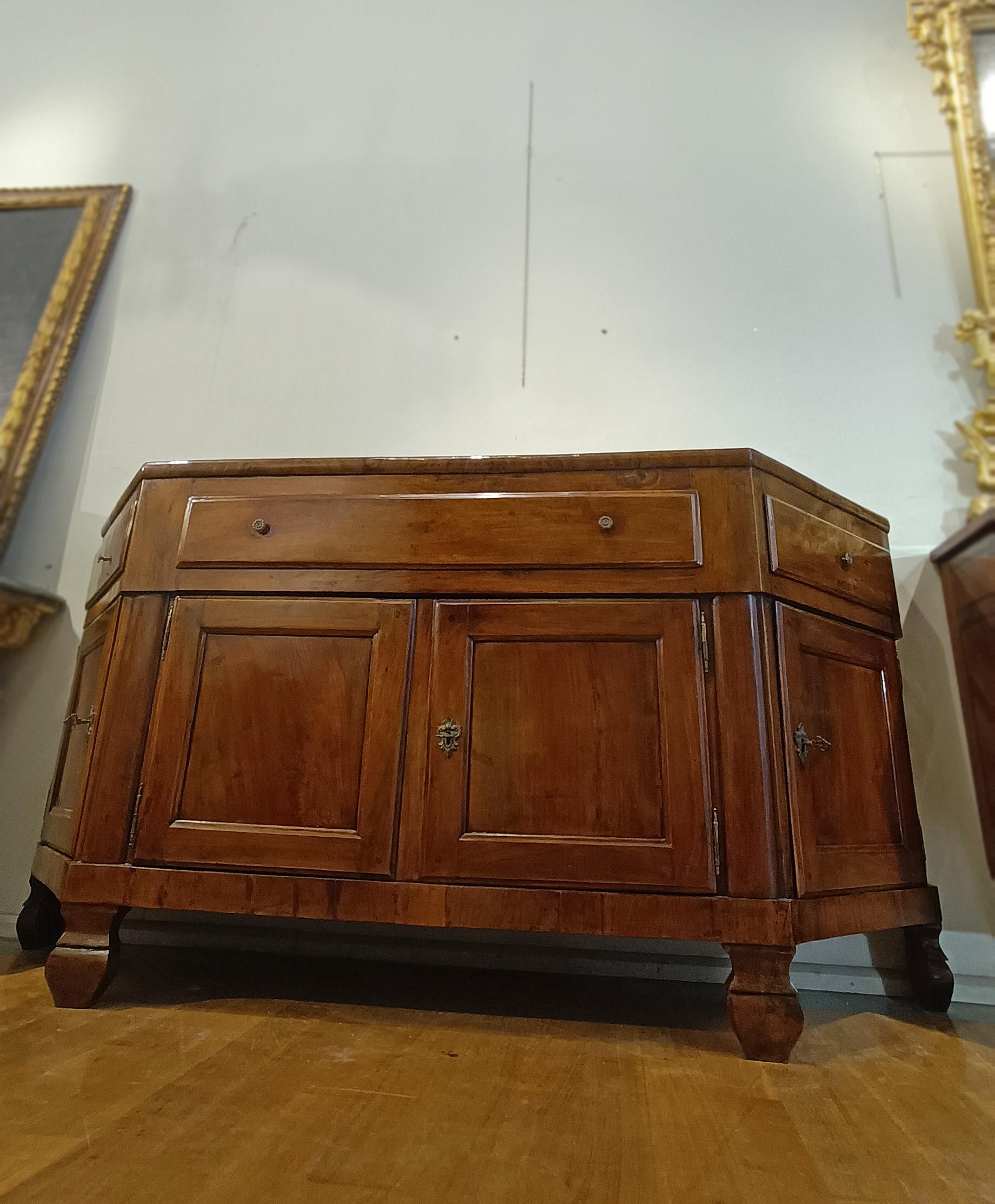 SECOND HALF OF THE 18th CENTURY ROUNDED WALNUT SIDEBOARD For Sale 2