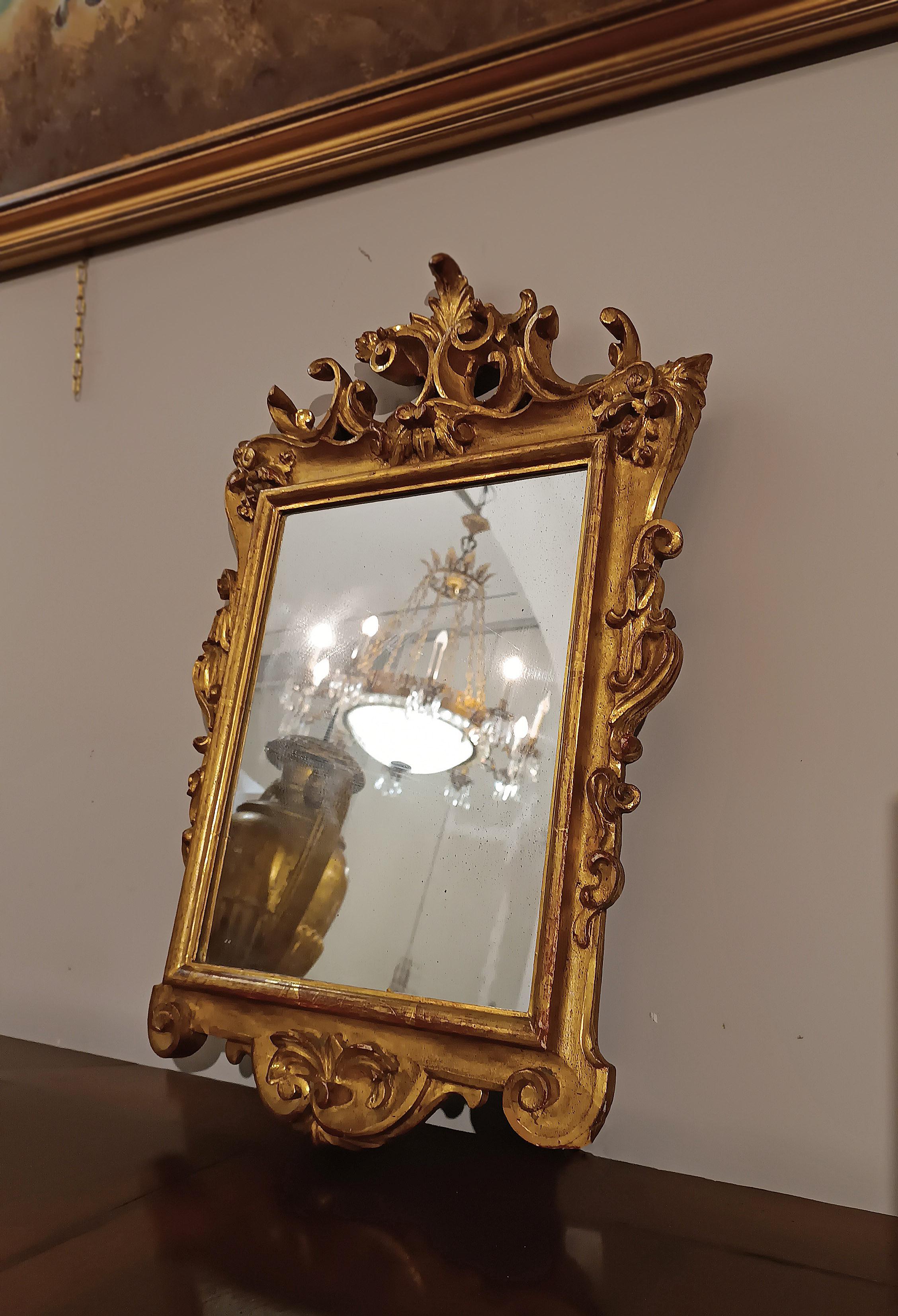 Italian SECOND HALF OF THE 18th CENTURY SMALL GILDED WOOD MIRROR in vendita