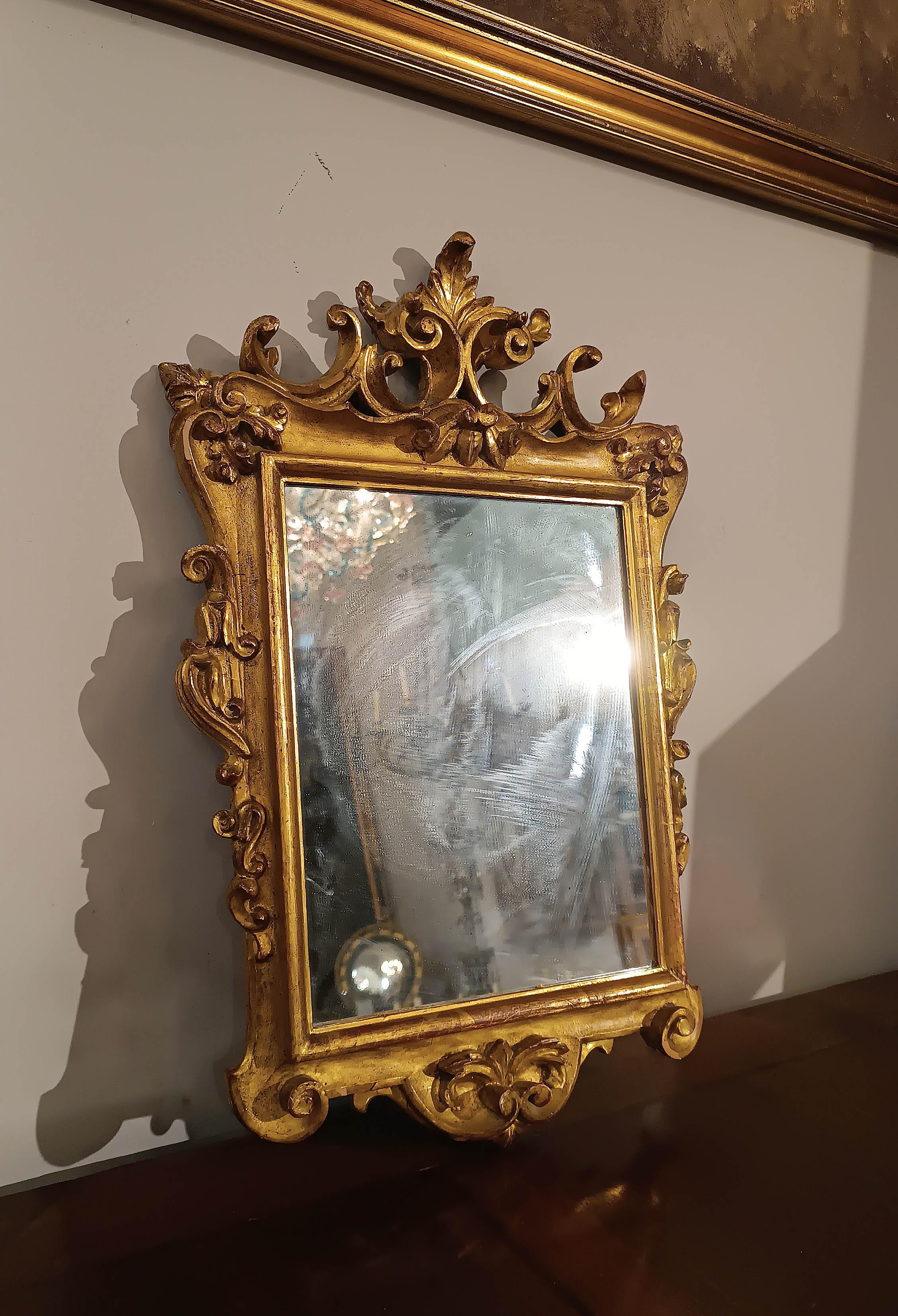 Intagliato a mano SECOND HALF OF THE 18th CENTURY SMALL GILDED WOOD MIRROR in vendita