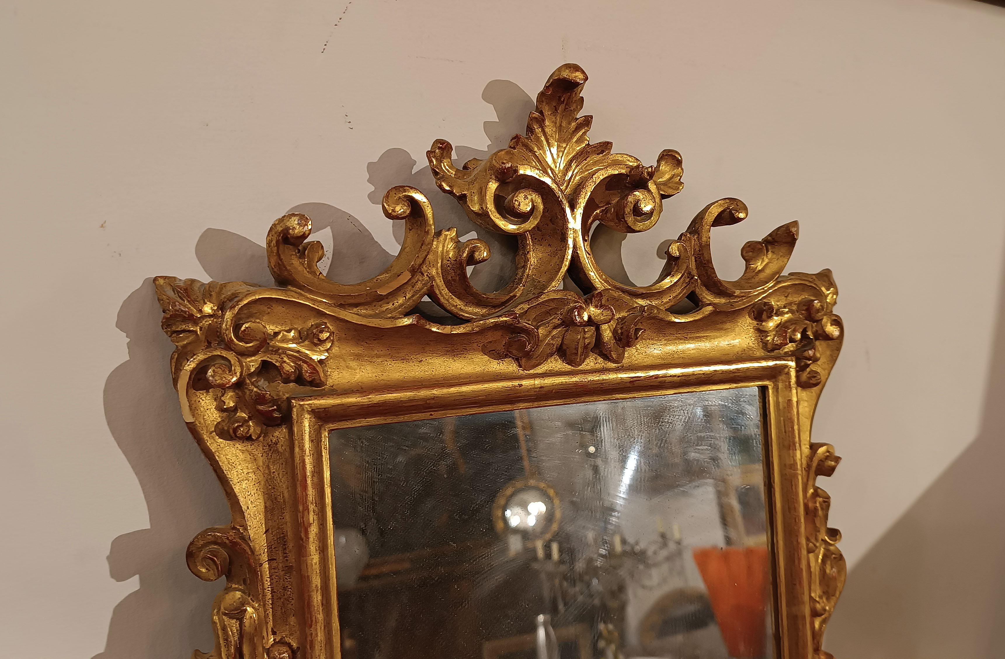 SECOND HALF OF THE 18th CENTURY SMALL GILDED WOOD MIRROR In condizioni buone in vendita a Firenze, FI