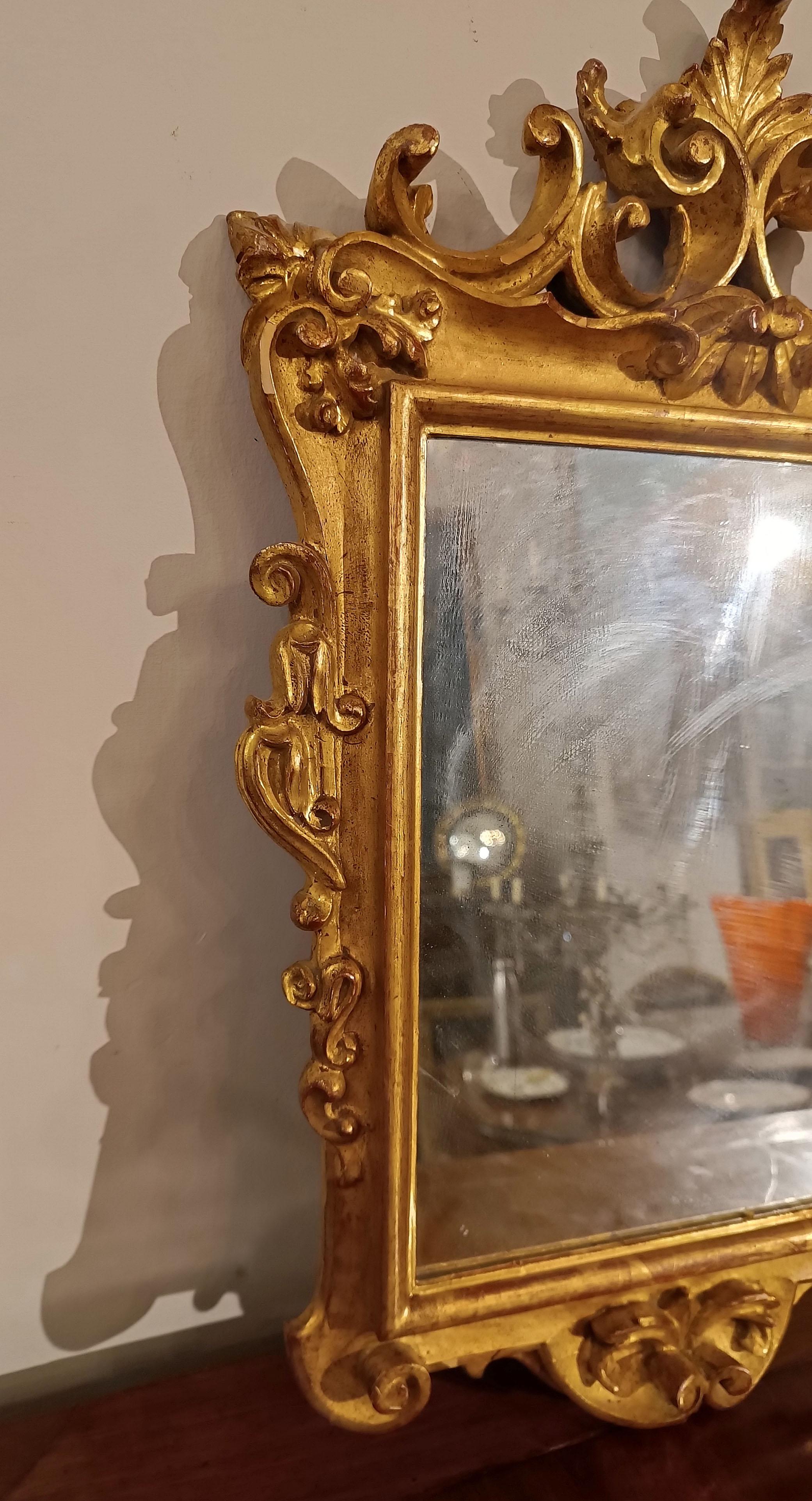 18th Century SECOND HALF OF THE 18th CENTURY SMALL GILDED WOOD MIRROR in vendita