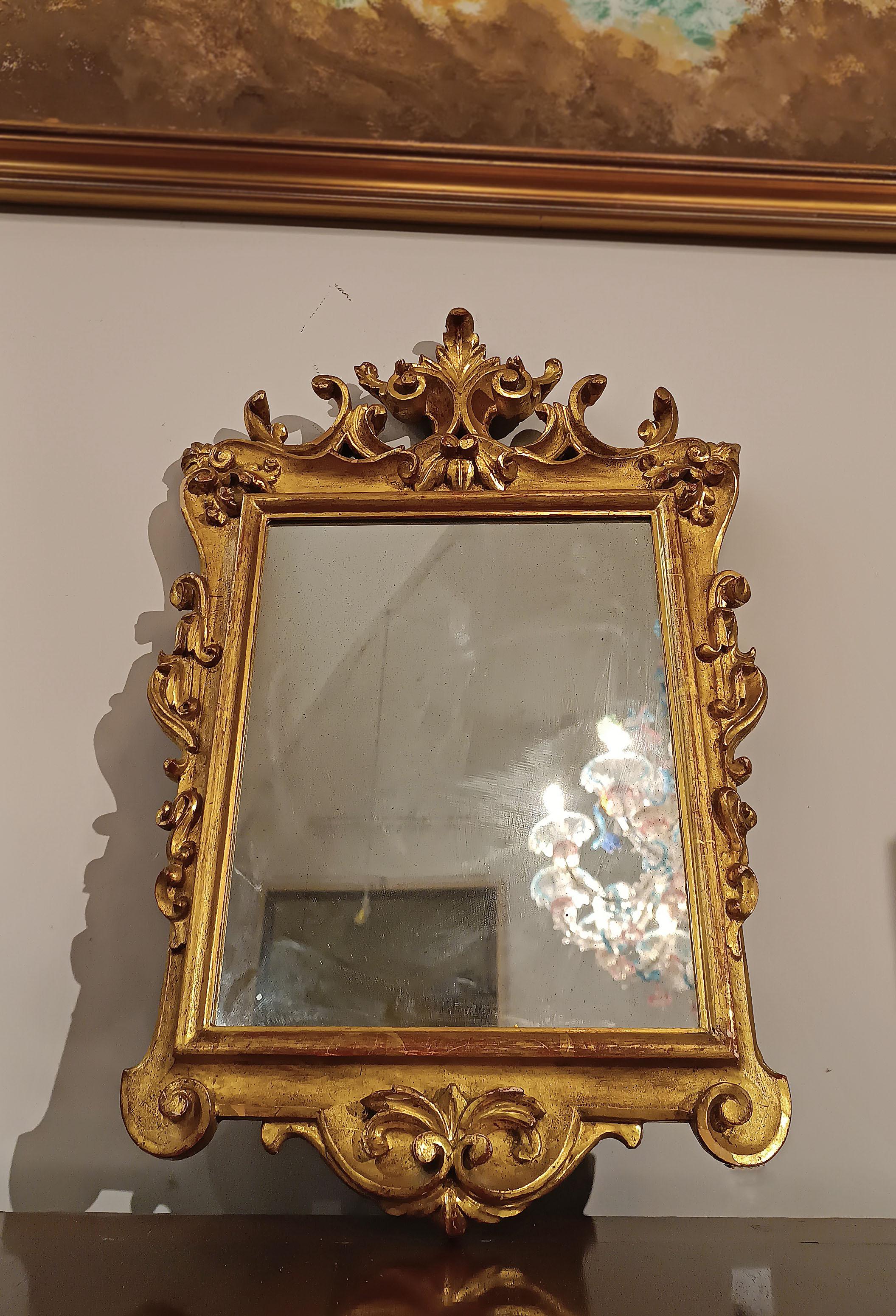 SECOND HALF OF THE 18th CENTURY SMALL GILDED WOOD MIRROR in vendita 2