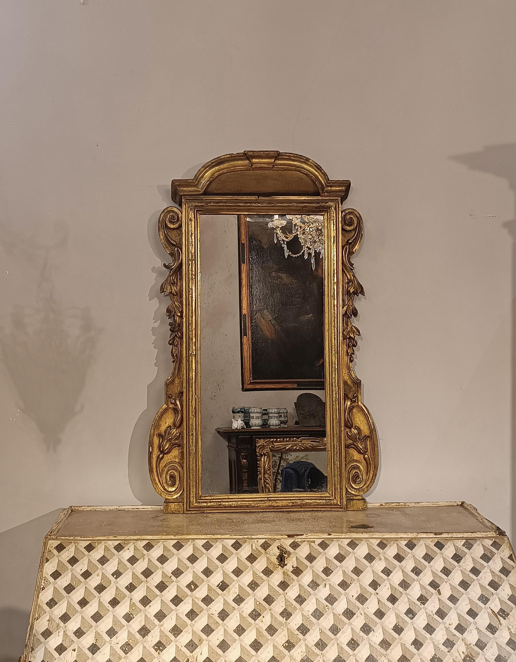 SECOND HALF OF THE 18th CENTURY SMALL MIRROR IN GOLDEN WOOD  For Sale 2