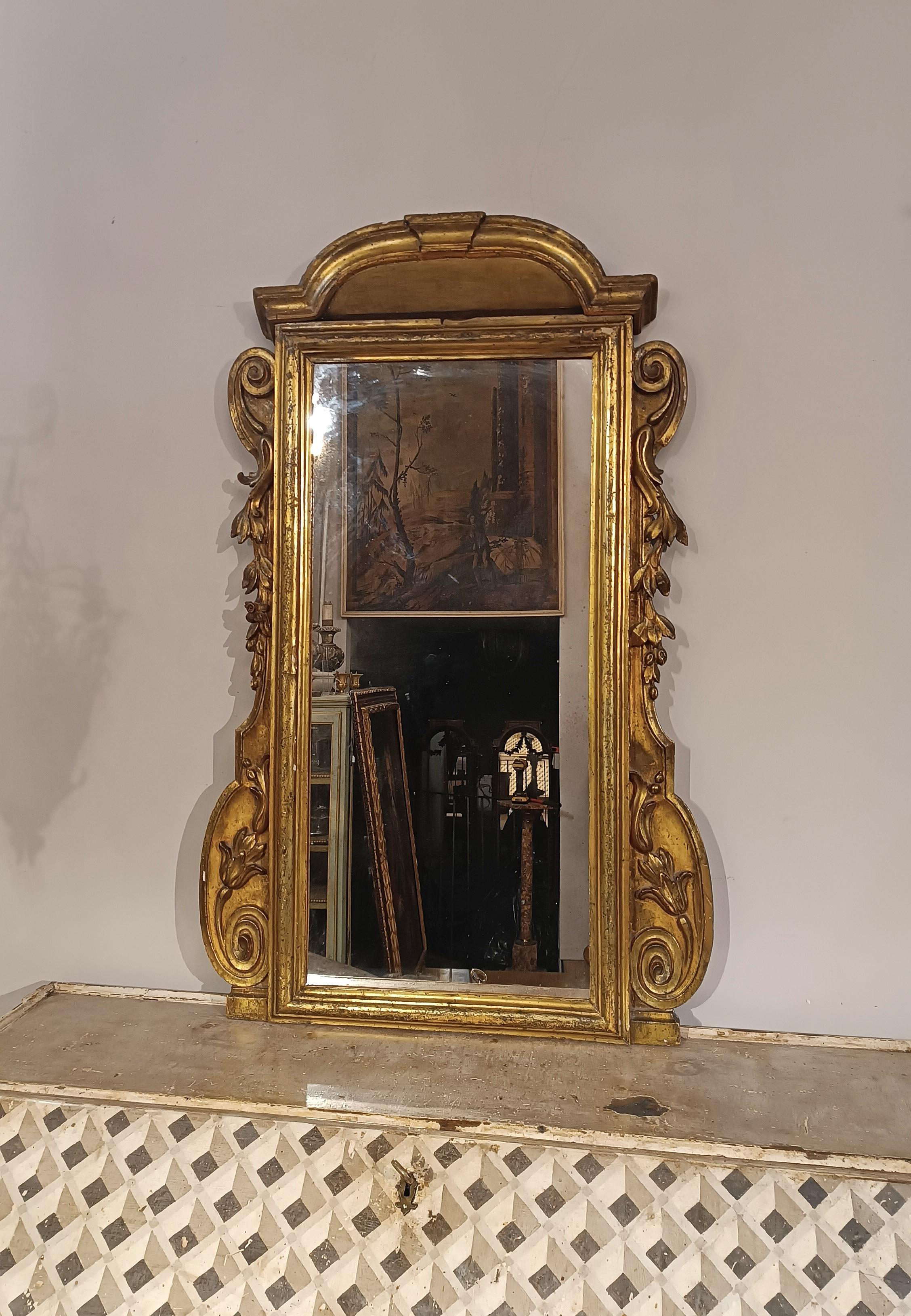 SECOND HALF OF THE 18th CENTURY SMALL MIRROR IN GOLDEN WOOD  For Sale 3