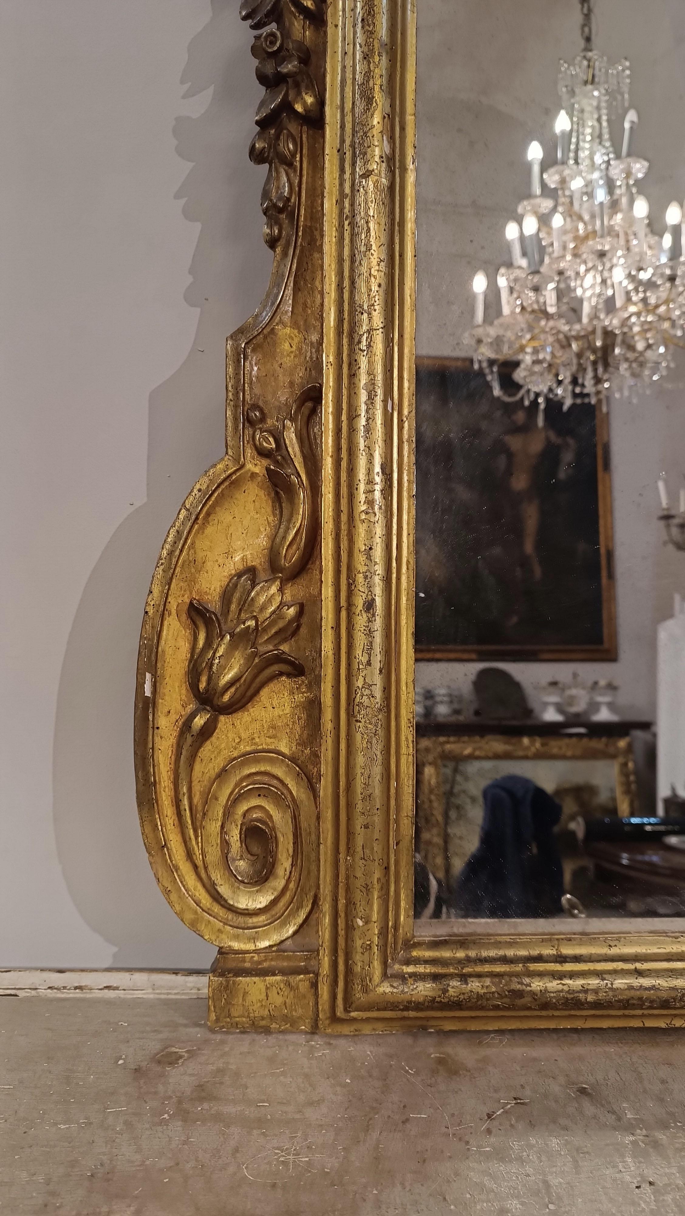 Sculpté à la main SECONDE MOITIÉ DU 18e SIÈCLE PETIT MIROIR EN BOIS DORÉ  en vente