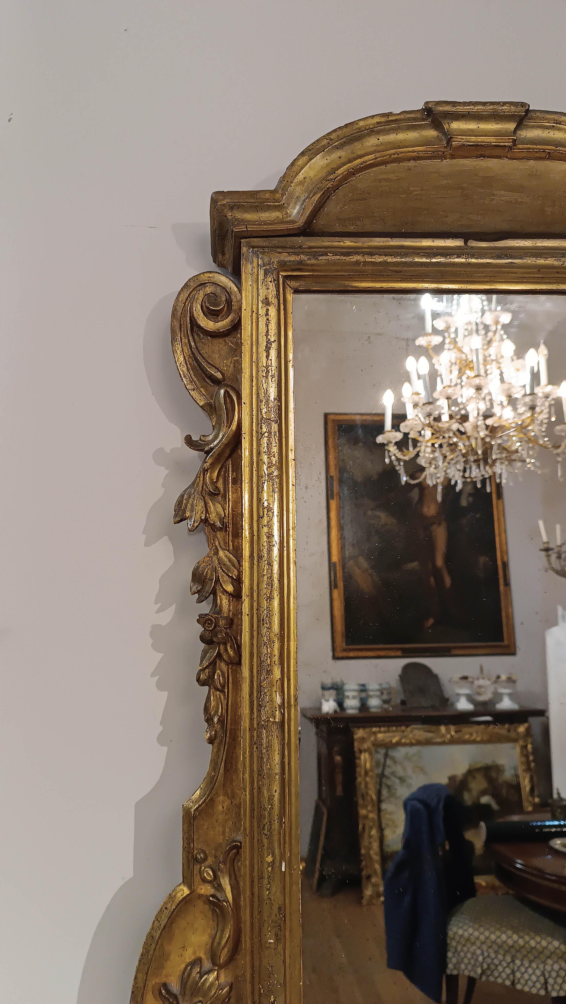 SECOND HALF OF THE 18th CENTURY SMALL MIRROR IN GOLDEN WOOD  In Good Condition For Sale In Firenze, FI