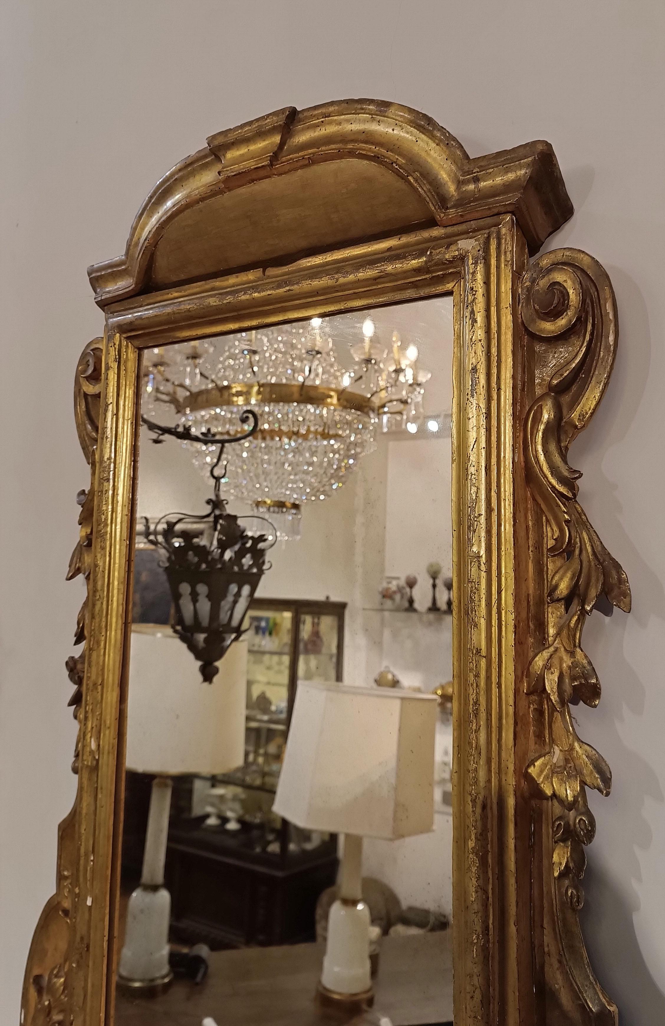 SECOND HALF OF THE 18th CENTURY SMALL MIRROR IN GOLDEN WOOD  For Sale 1