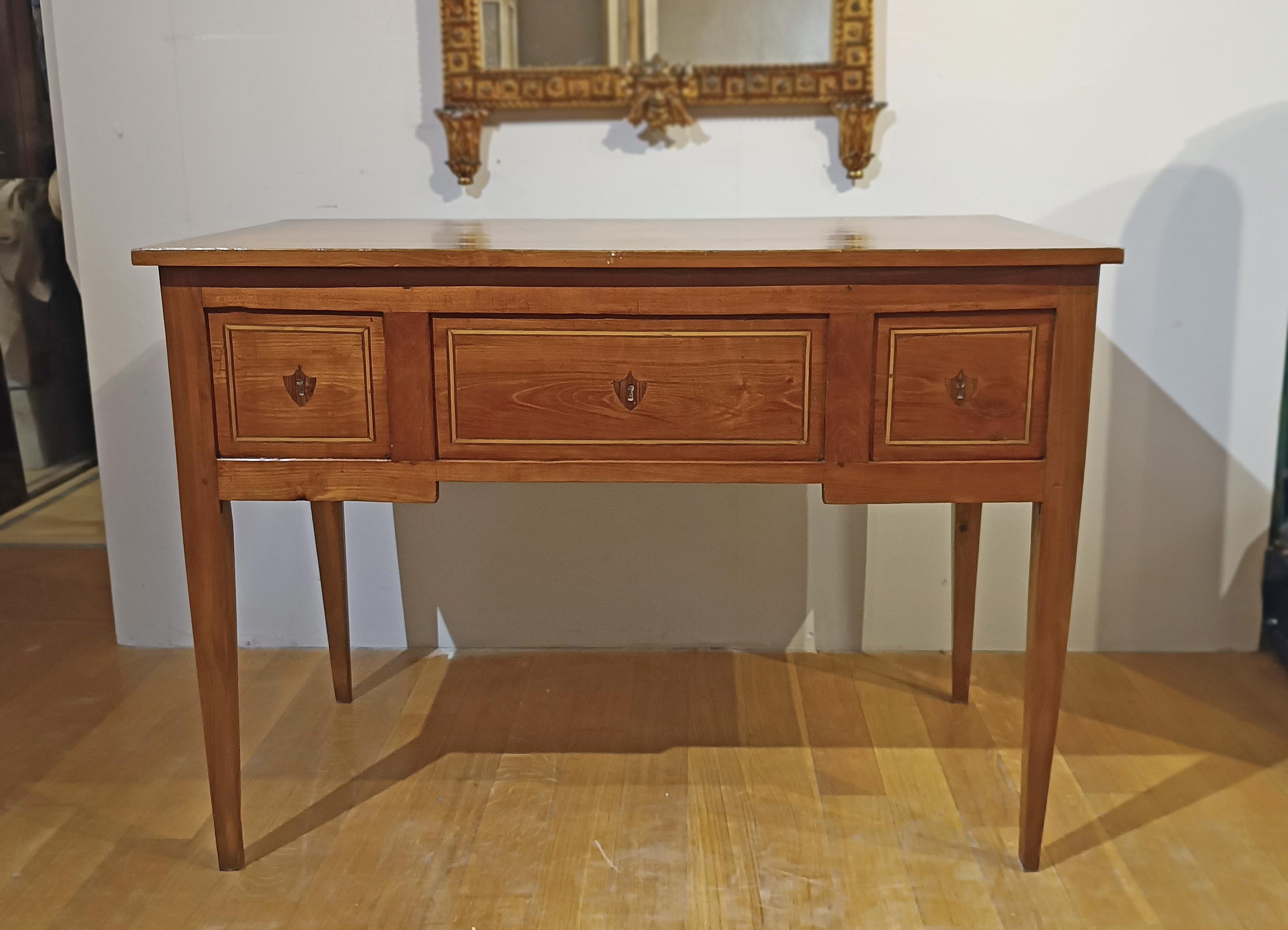 Italiano SECONDA METÀ DEL XVIII SECOLO PICCOLO SCRITTORE NEOCLASSICO VENEREO in vendita