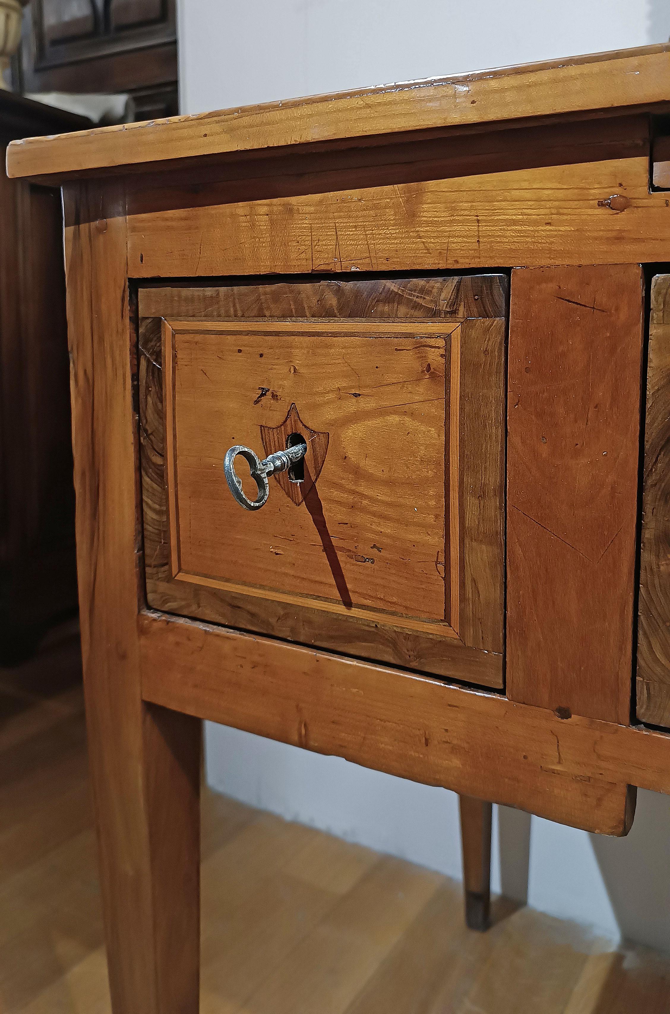 Legno di alberi da frutto SECONDA METÀ DEL XVIII SECOLO PICCOLO SCRITTORE NEOCLASSICO VENEREO in vendita