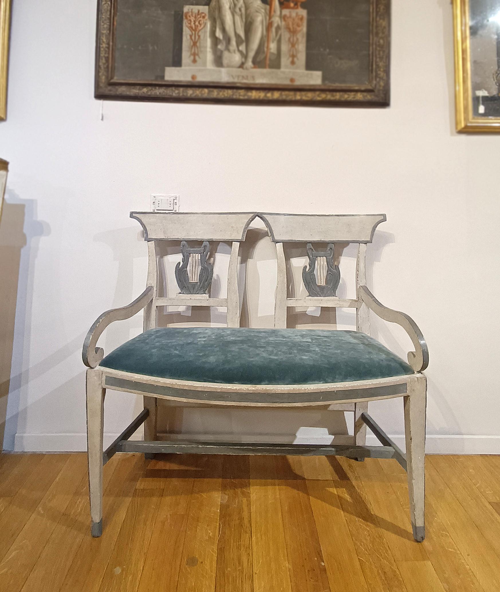 SECOND HALF OF THE 18th CENTURY SMALL PAINTED SOFA en venta 3