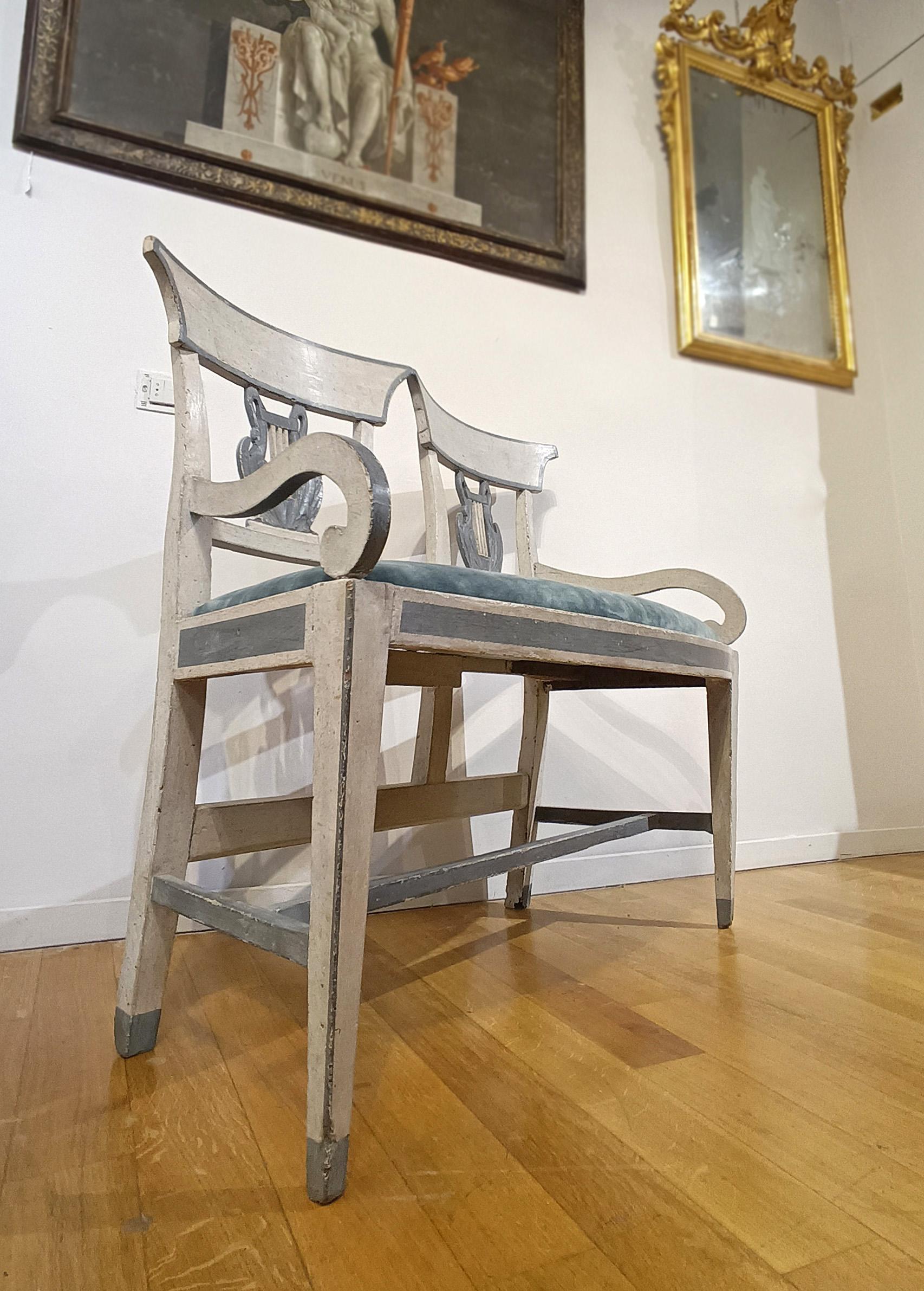 SECOND HALF OF THE 18th CENTURY SMALL PAINTED SOFA en venta 4