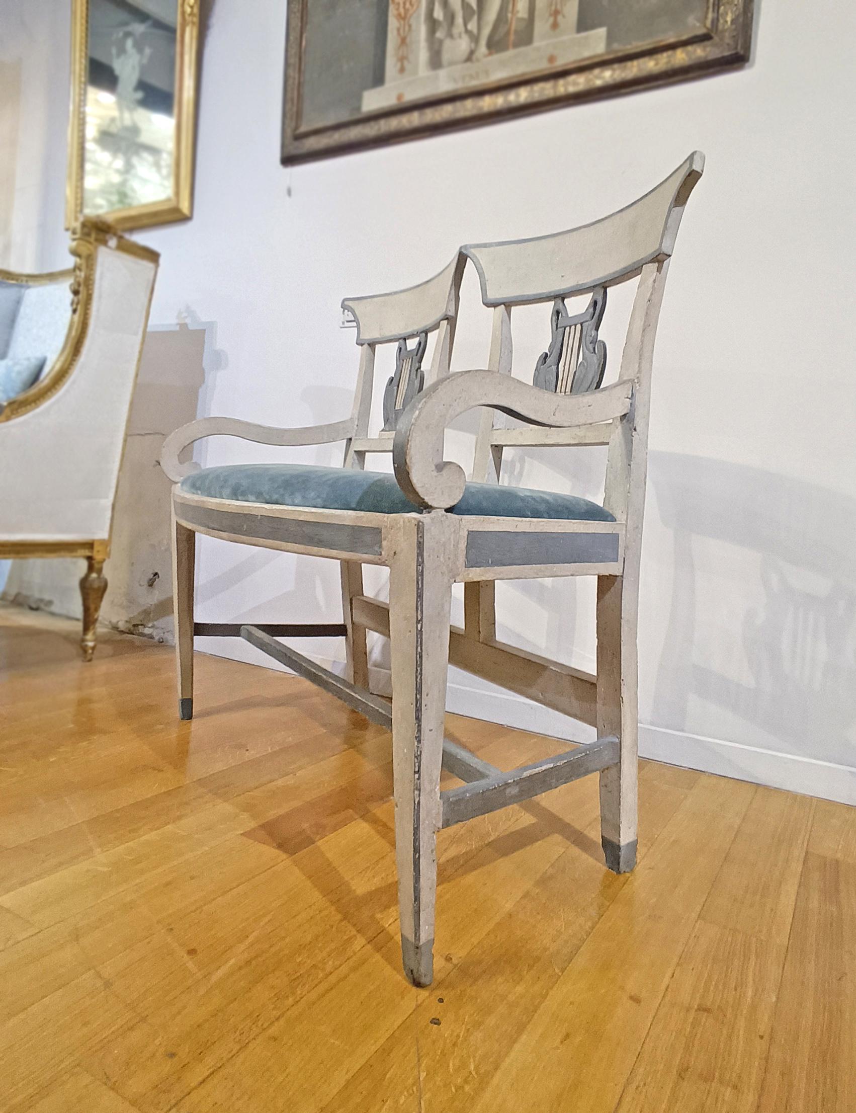 SECOND HALF OF THE 18th CENTURY SMALL PAINTED SOFA Renacimiento neoclásico en venta