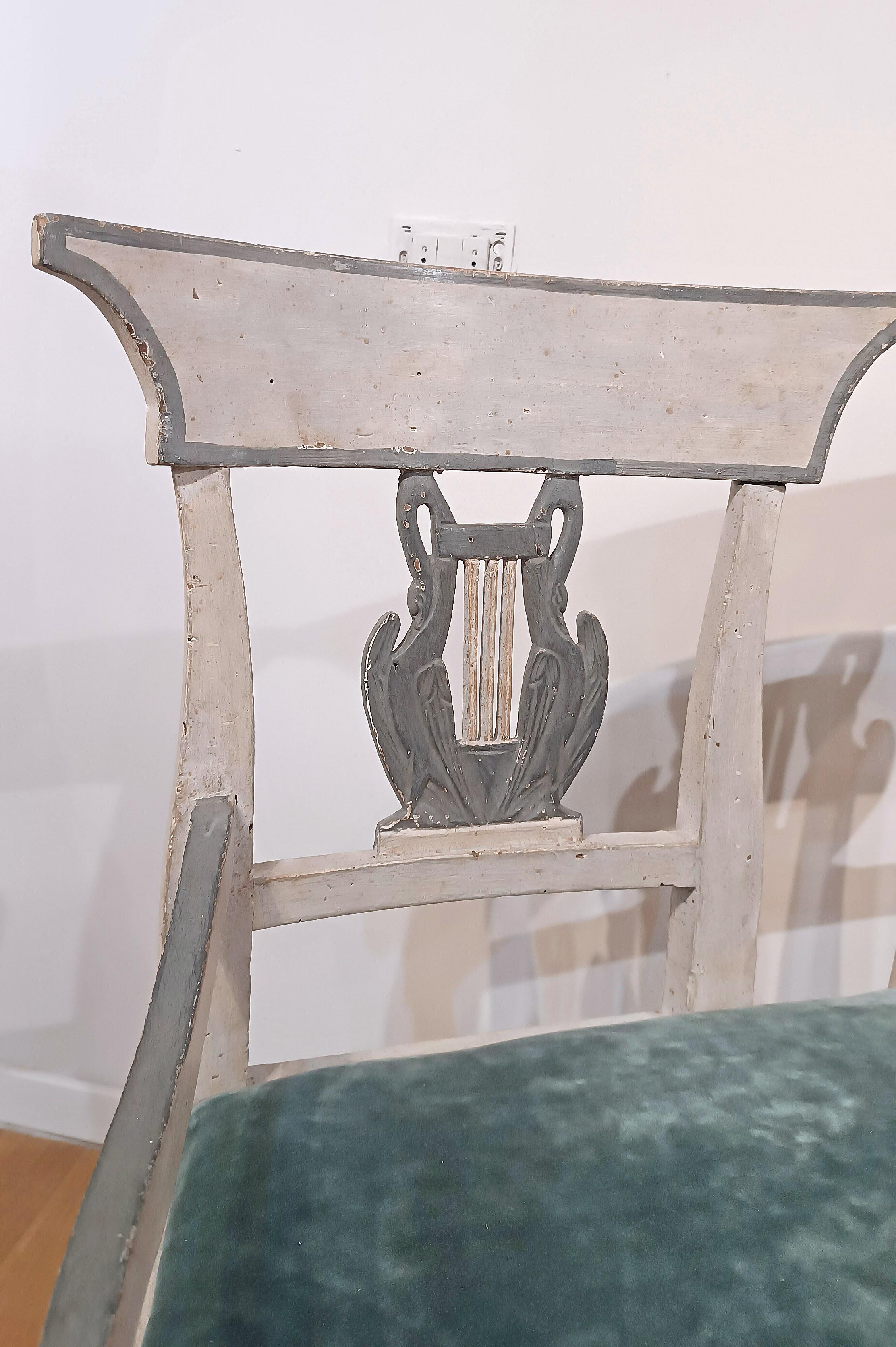 SECOND HALF OF THE 18th CENTURY SMALL PAINTED SOFA Tela en venta