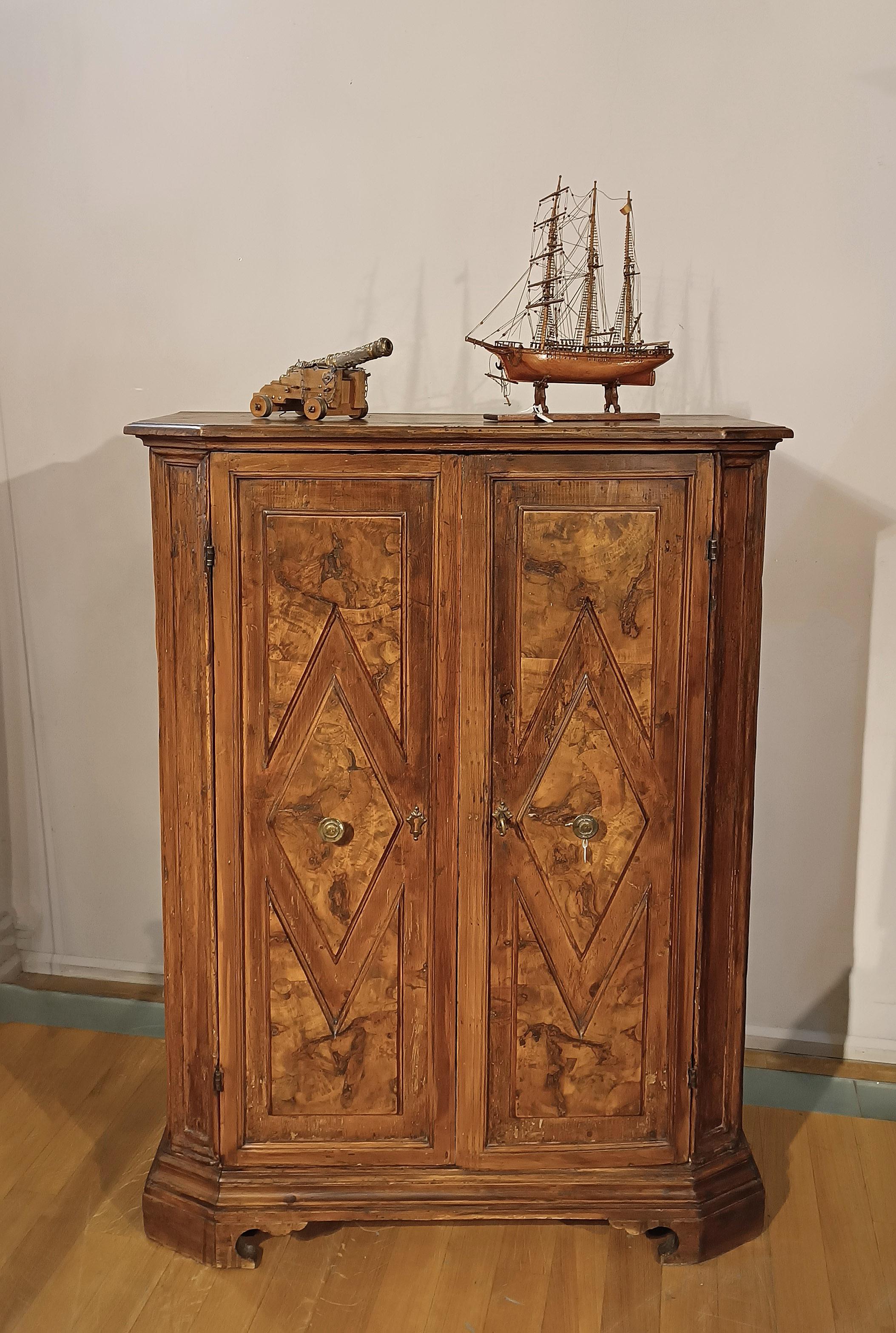 SECOND HALF OF THE 18th CENTURY WALNUT BRIAR CABINET  For Sale 3