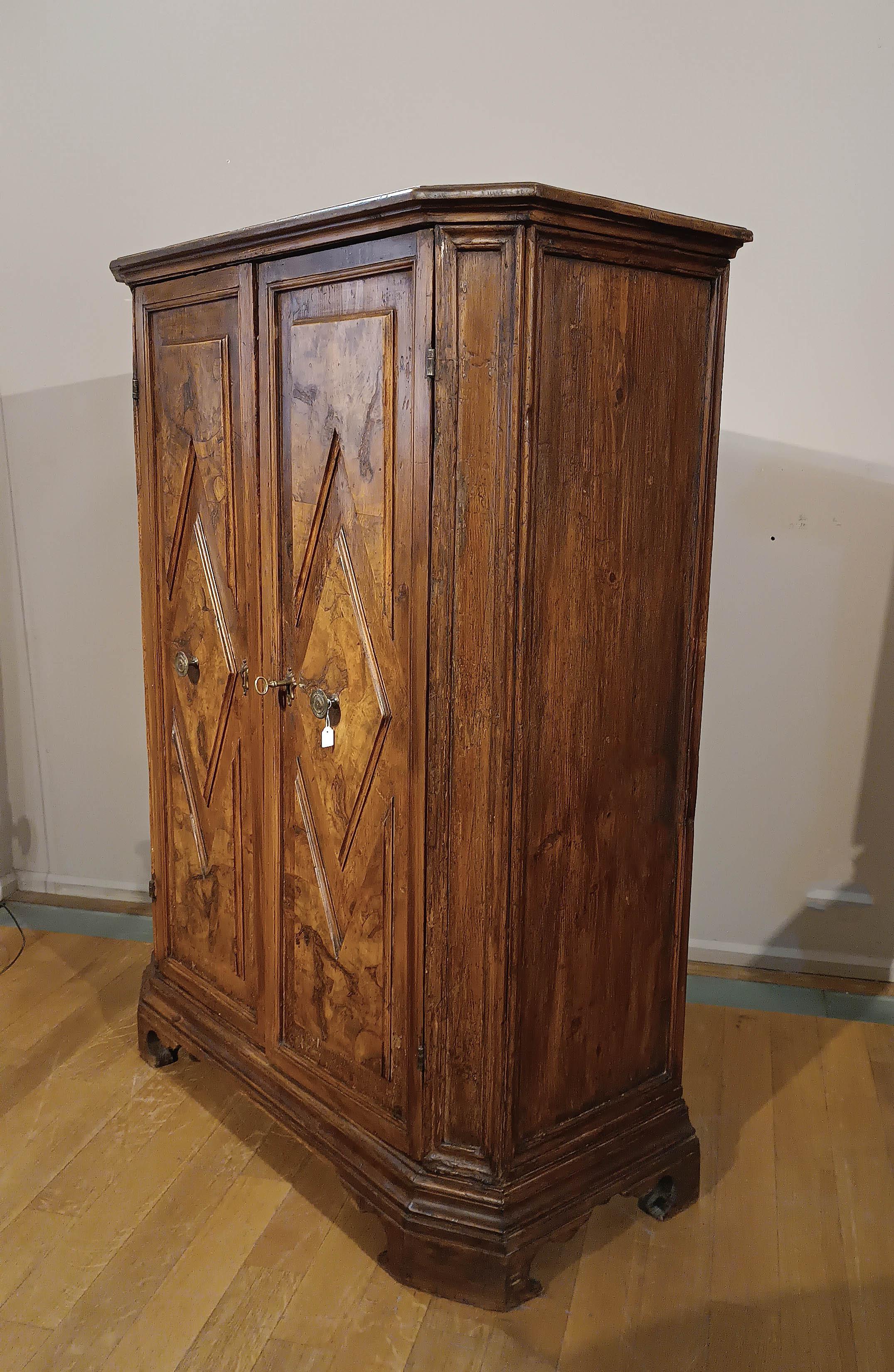 SECOND HALF OF THE 18th CENTURY WALNUT BRIAR CABINET  In Good Condition For Sale In Firenze, FI