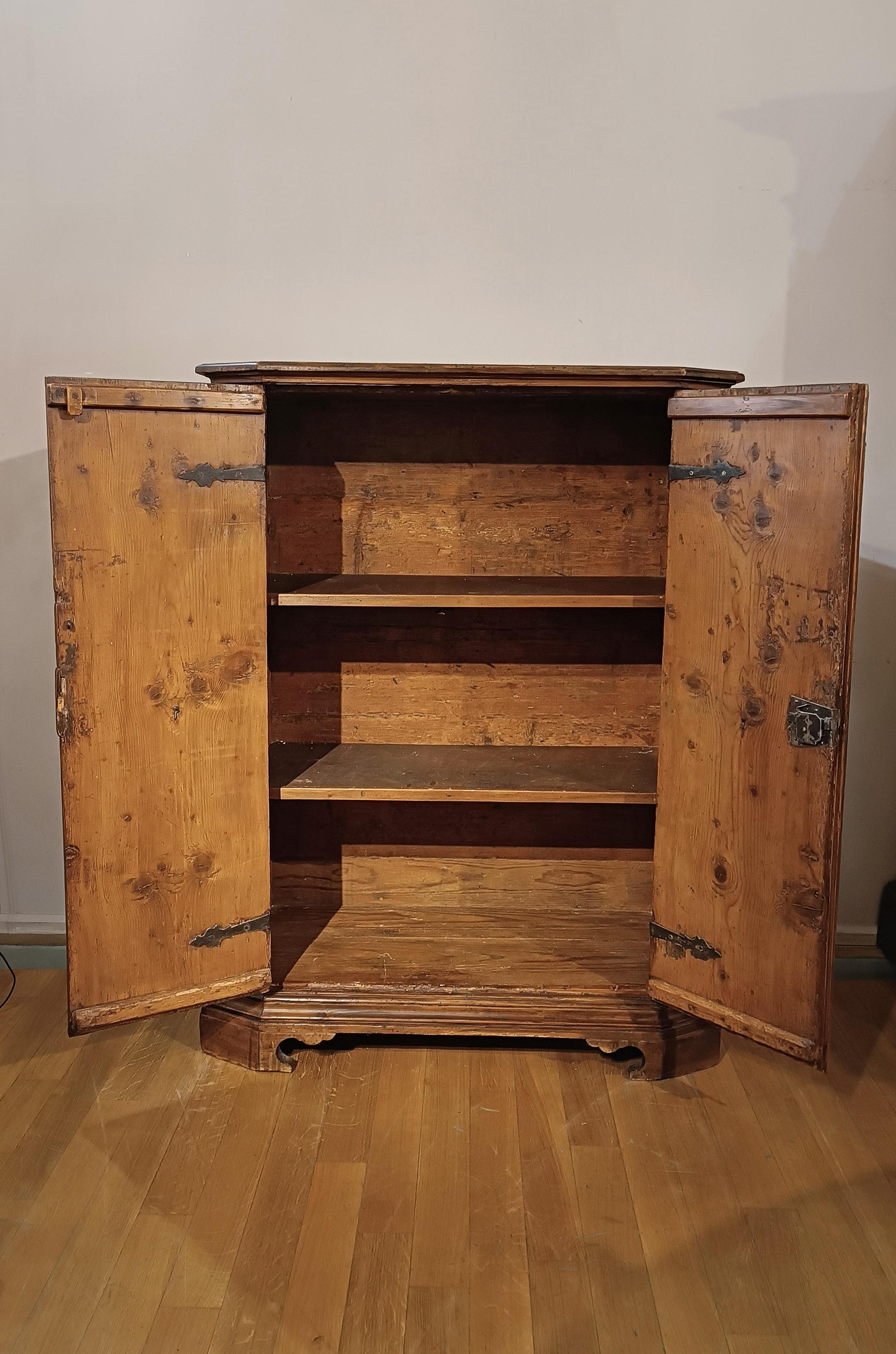 Nutwood SECOND HALF OF THE 18th CENTURY WALNUT BRIAR CABINET  For Sale