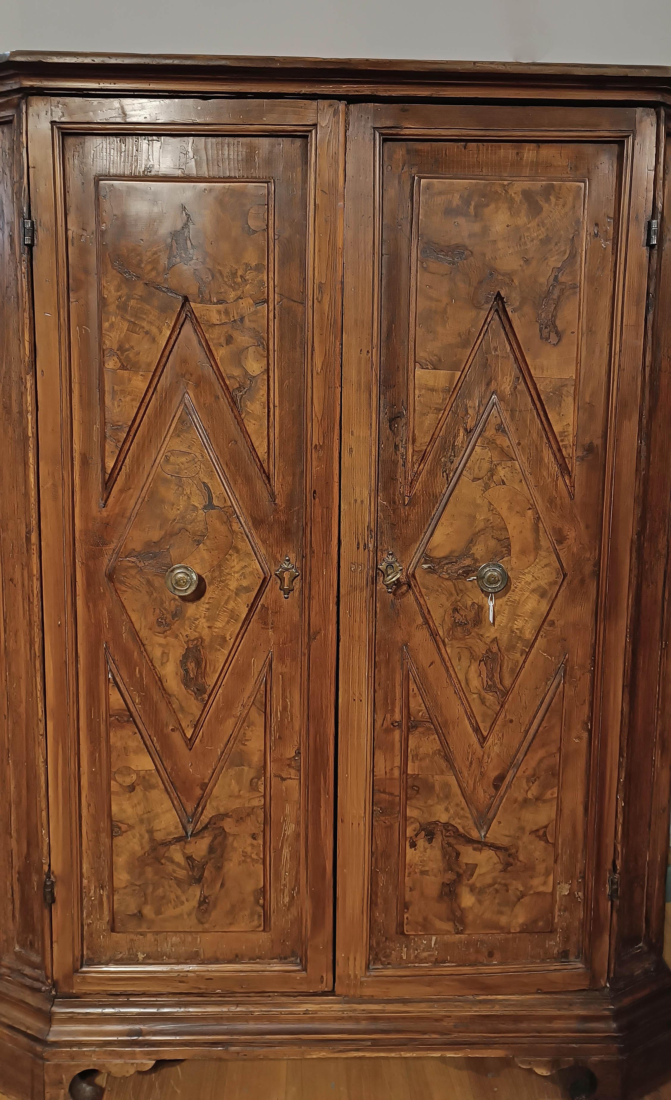 SECOND HALF OF THE 18th CENTURY WALNUT BRIAR CABINET  For Sale 1