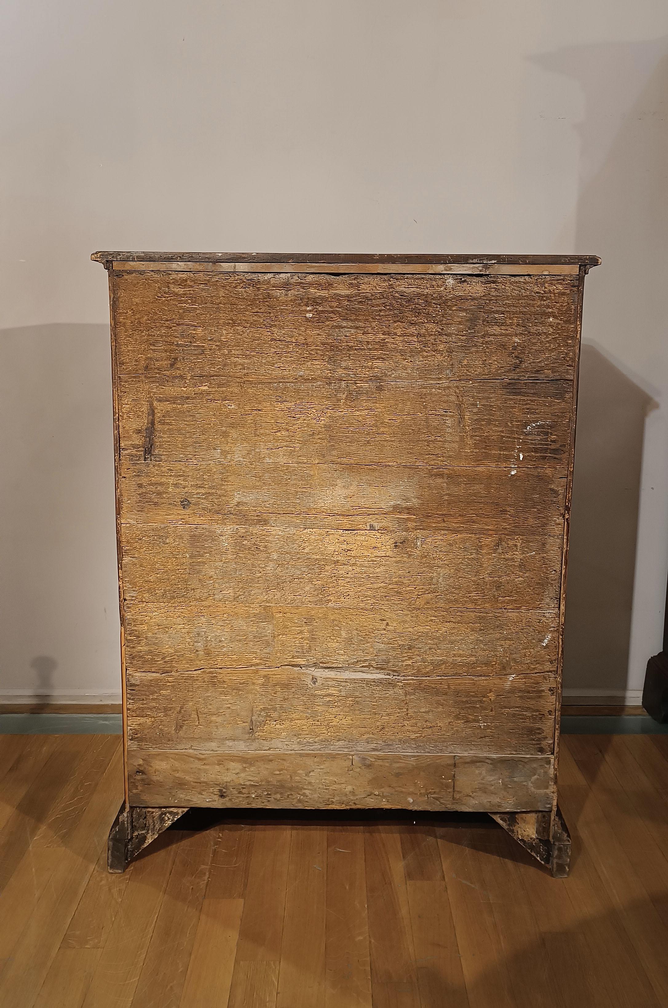 SECOND HALF OF THE 18th CENTURY WALNUT BRIAR CABINET  For Sale 2