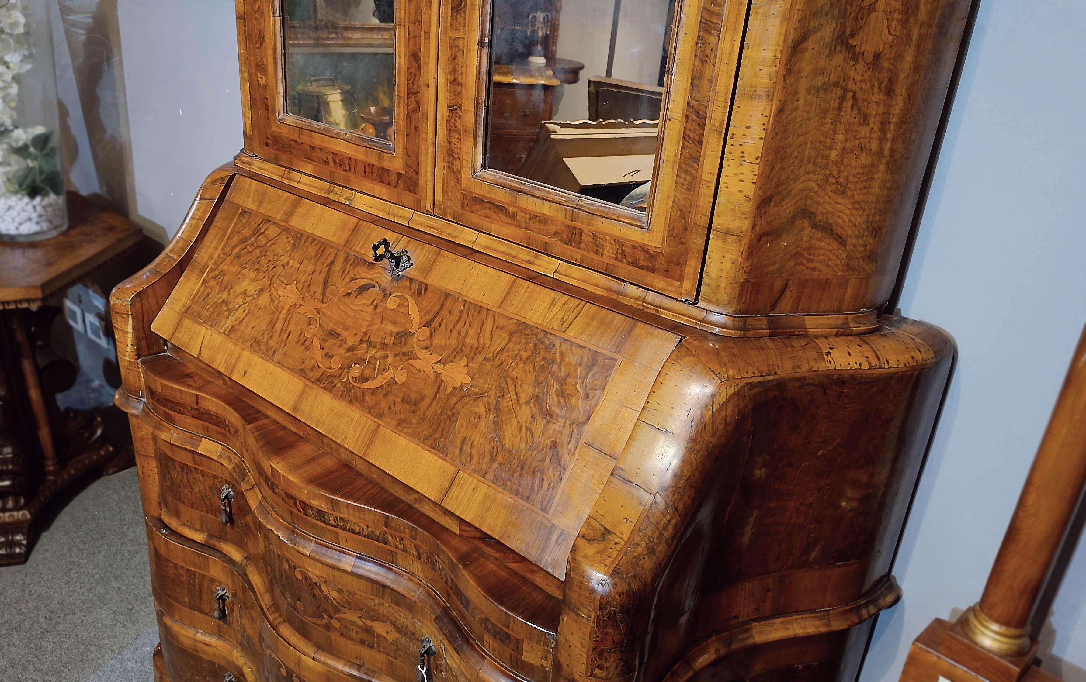 18th Century SECONDE MOITIÉ DU 18e SIÈCLE TRUMEAU EN NOYER AVEC MARQUETTES en vente
