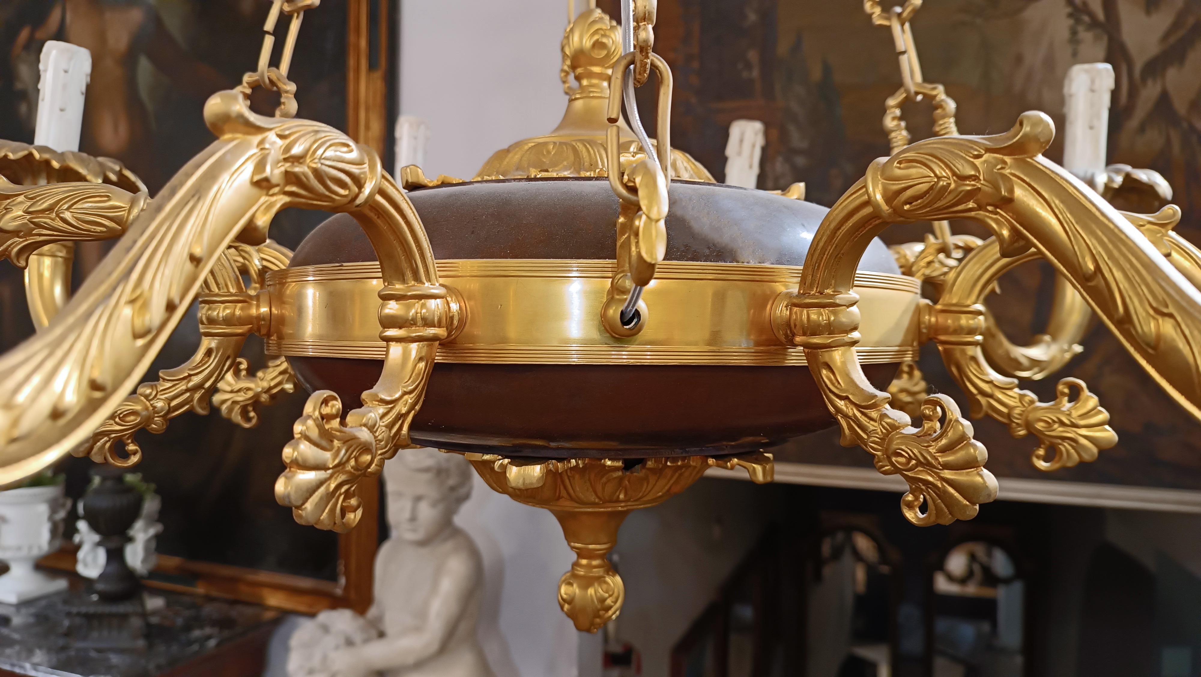 SECOND HALF OF THE 19th CENTURY CHANDELIER IN GOLDEN AND PATINATED BRONZE  For Sale 3