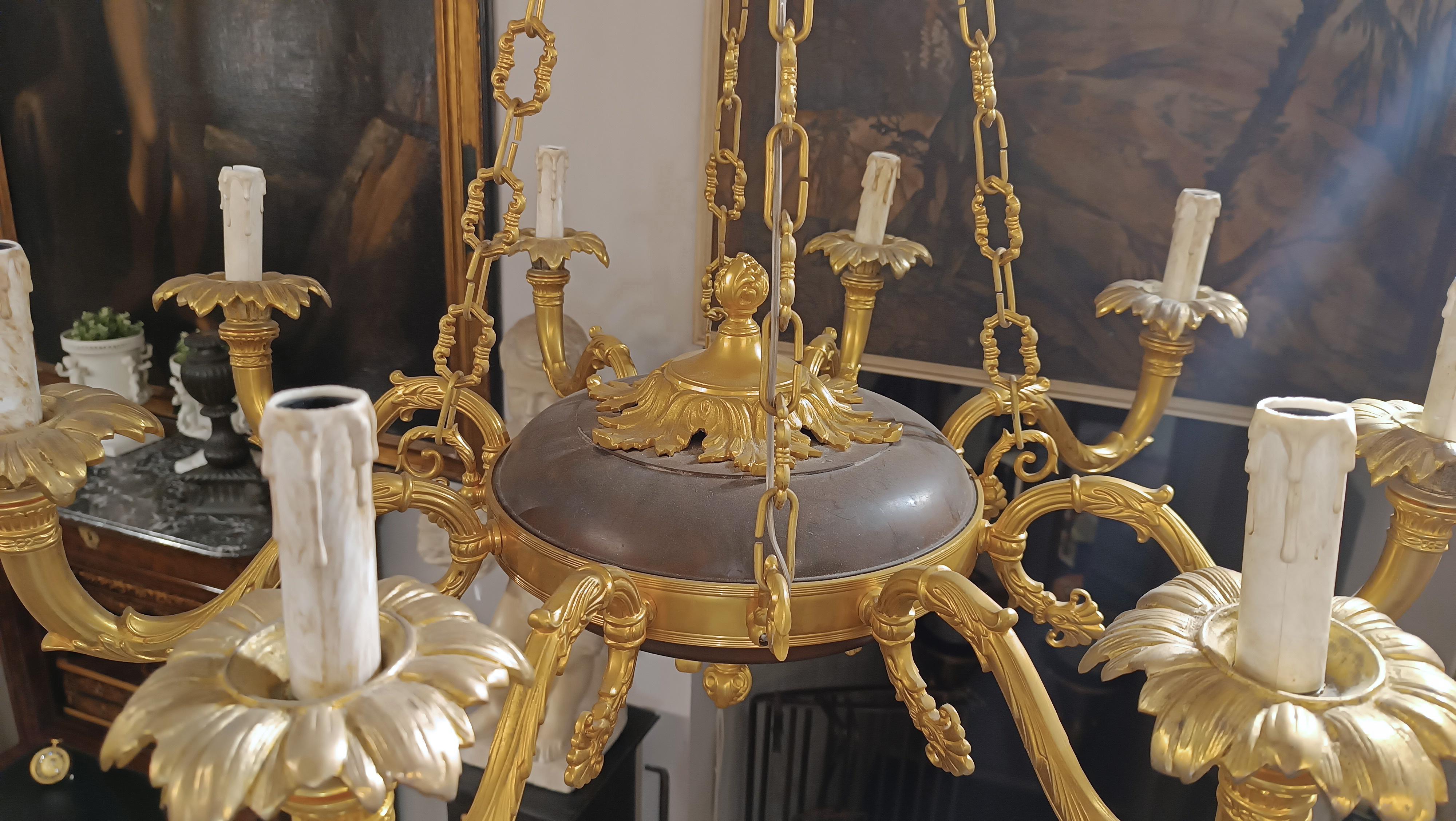 SECOND HALF OF THE 19th CENTURY CHANDELIER IN GOLDEN AND PATINATED BRONZE  In Good Condition For Sale In Firenze, FI