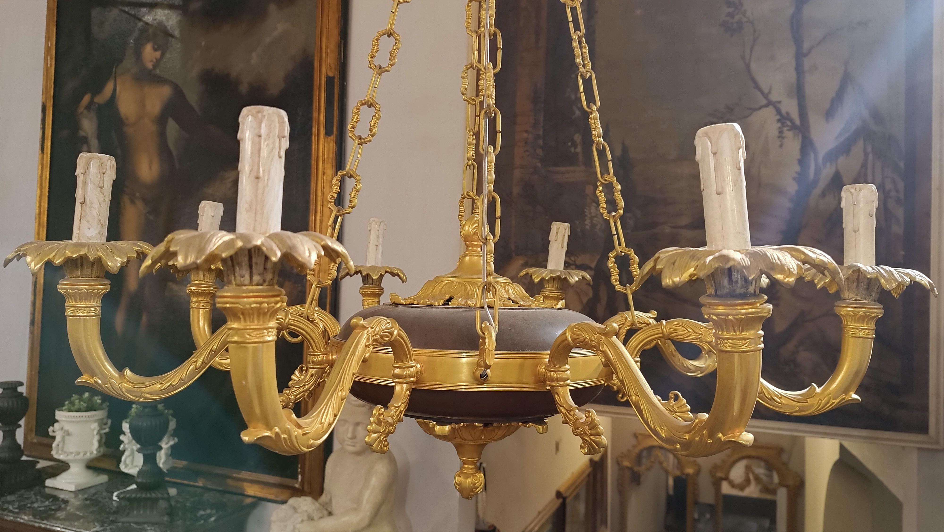 SECOND HALF OF THE 19th CENTURY CHANDELIER IN GOLDEN AND PATINATED BRONZE  For Sale 2