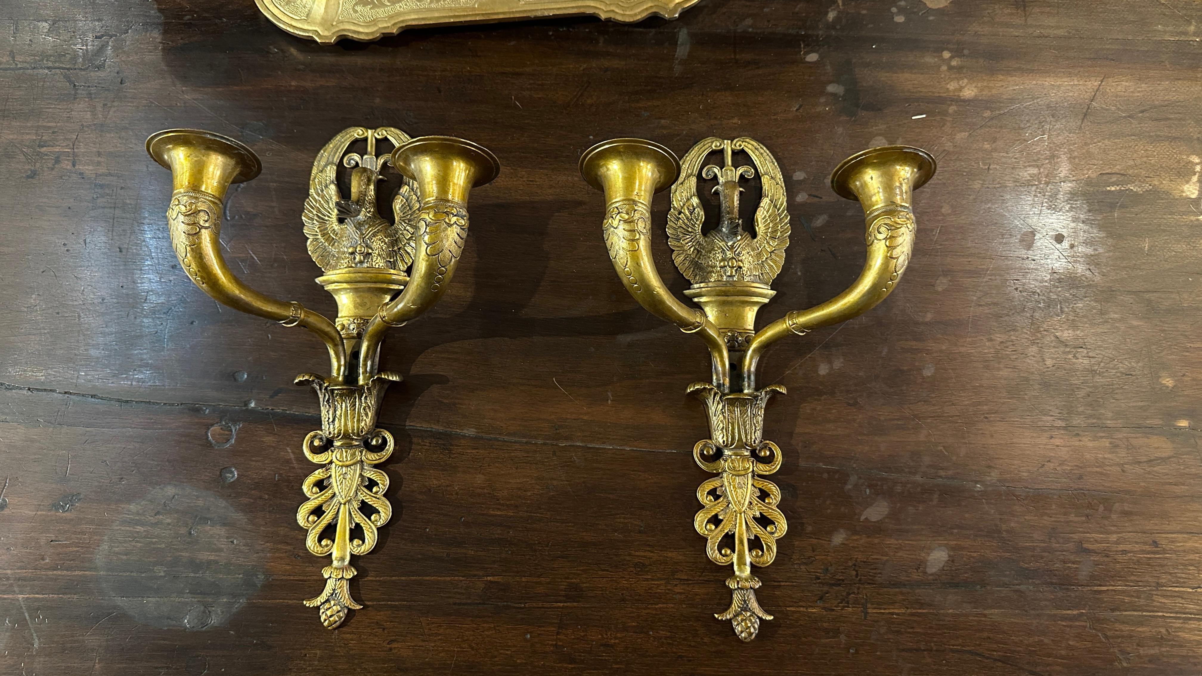 These two gilt bronze Empire style sconces date back to the period of Napoleon III, which corresponds to the Second French Empire between 1852 and 1870. This style takes inspiration from the art of ancient Rome and the era of Napoleon Bonaparte's