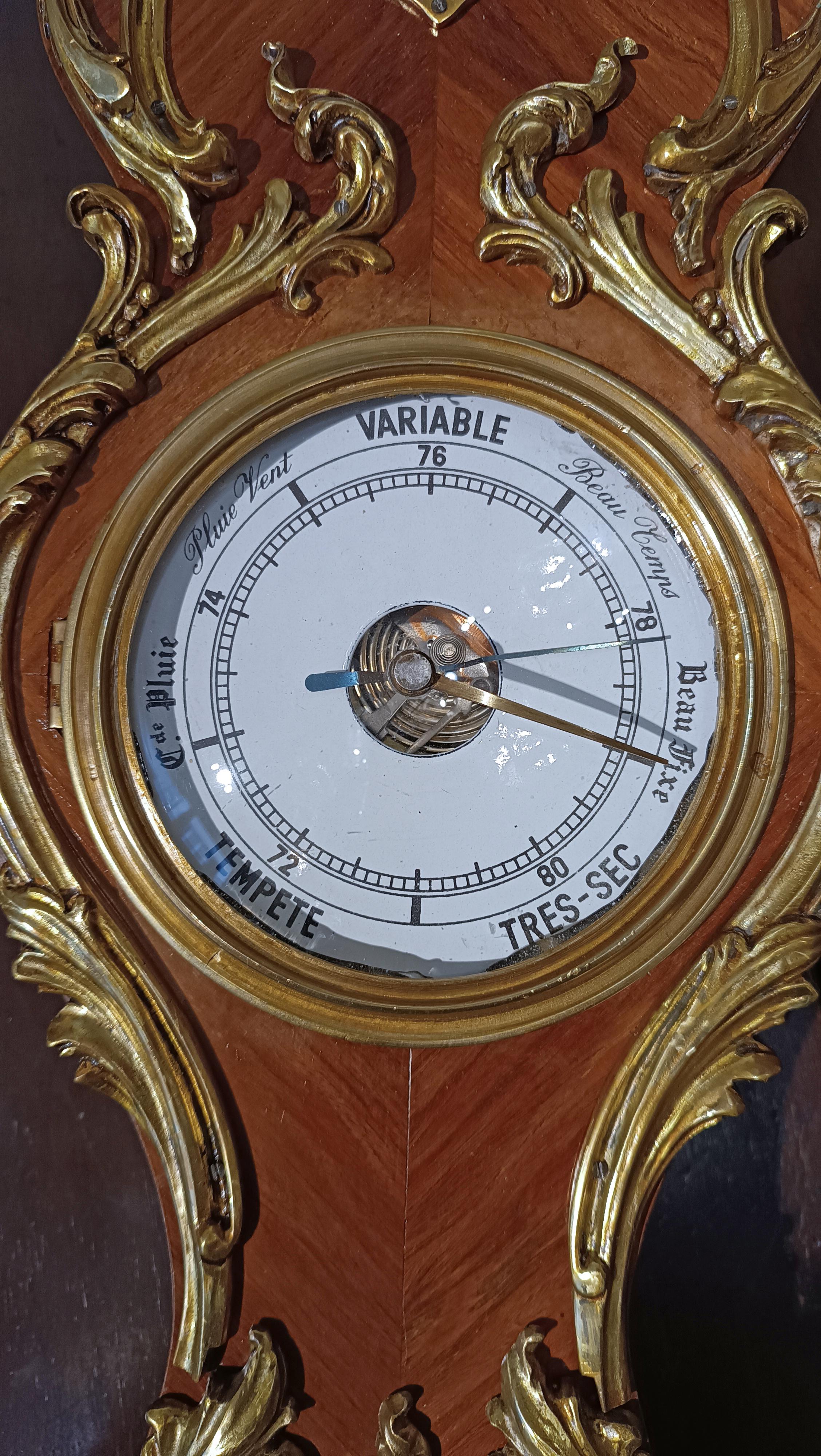 Dieses schöne Wandbarometer mit Raumthermometer ist ein sehr wertvolles Kunsthandwerk, das aus französischer Produktion stammt und auf die Zeit Napoleons III. zurückgeht (etwa zweite Hälfte des 19. Jahrhunderts). Er ist aus Holz gefertigt und mit