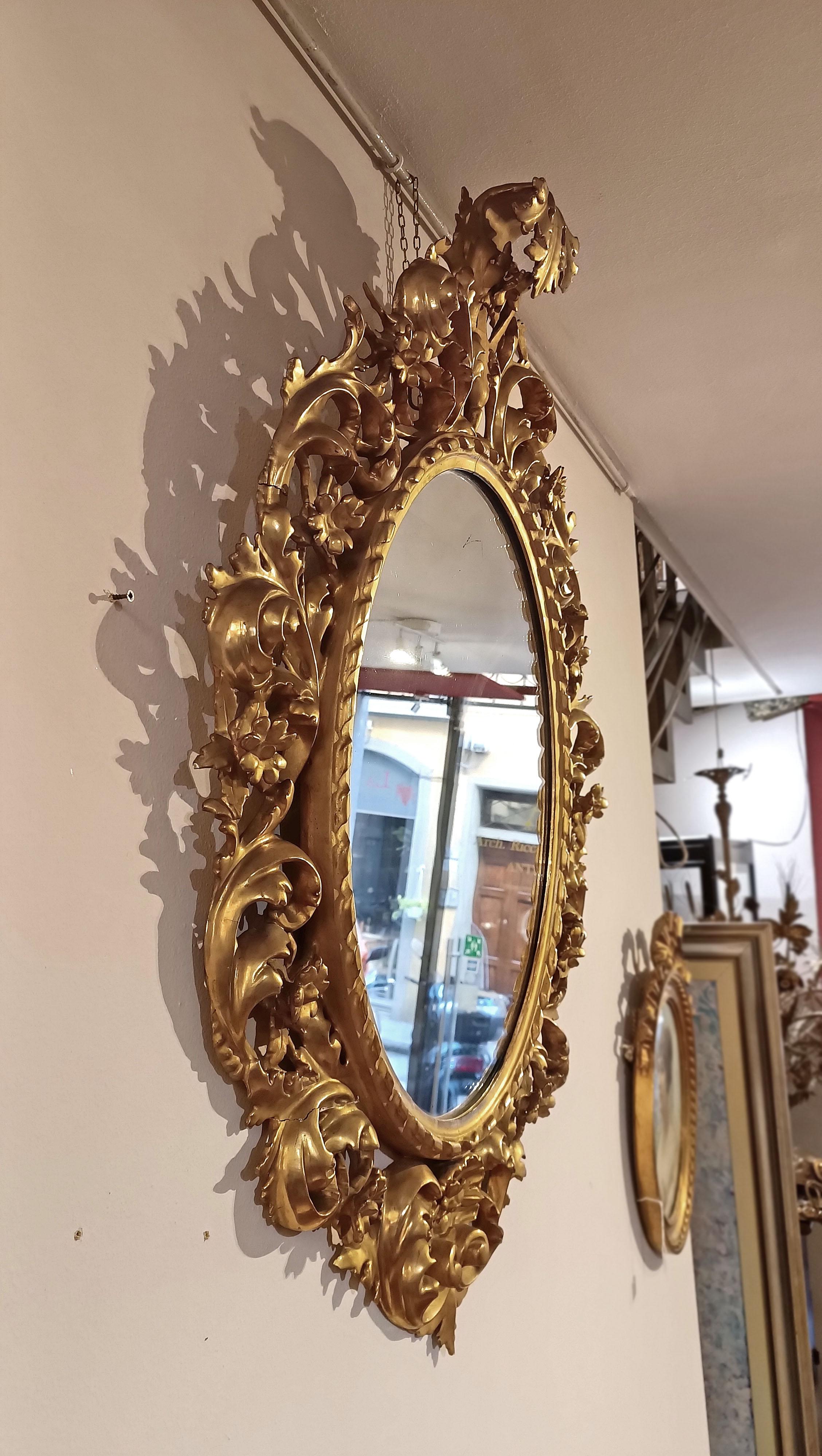 Italiano SPECCHIO OVALE DORATO DELLA SECONDA METÀ DEL XIX SECOLO in vendita