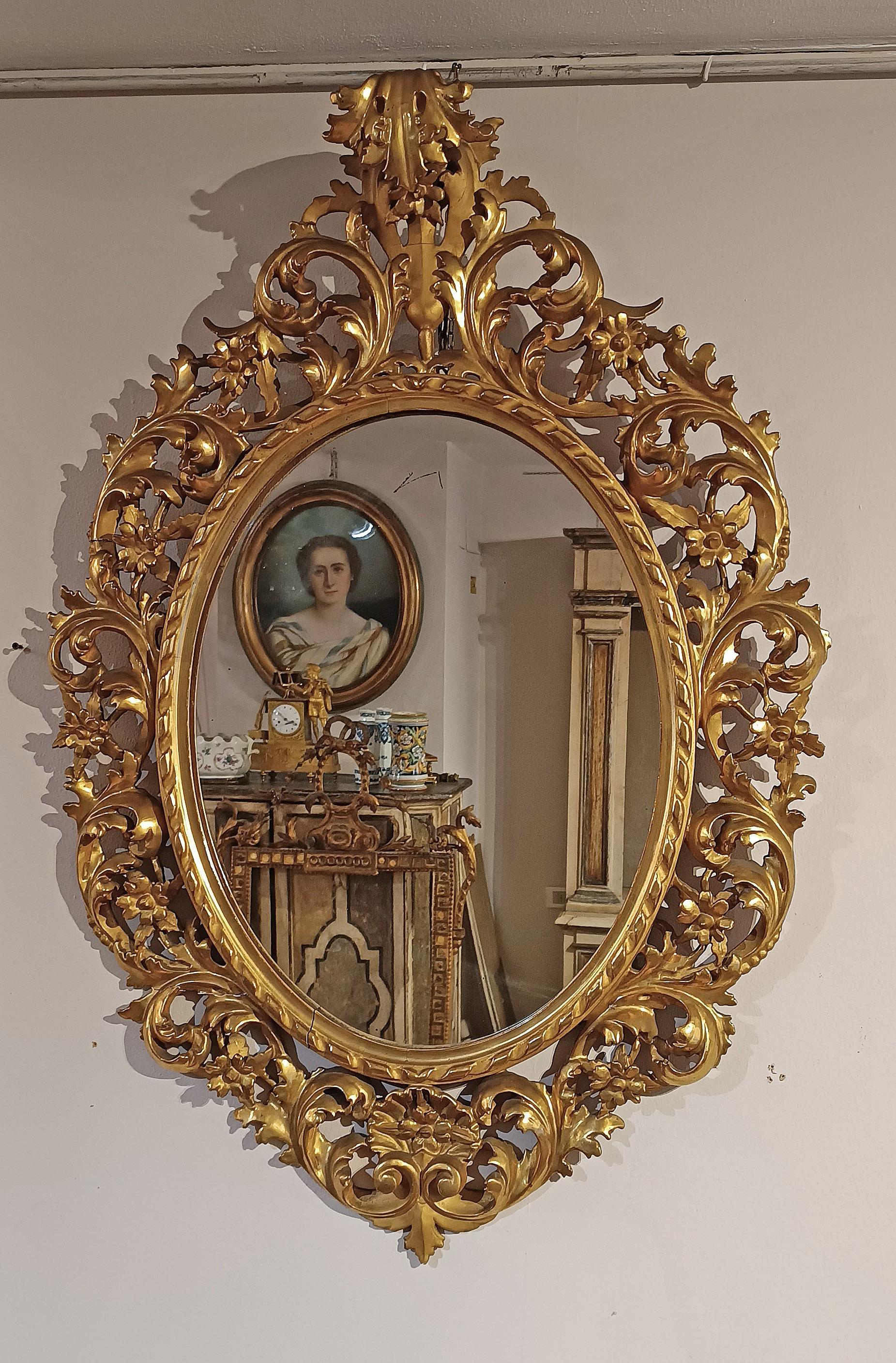 Intagliato a mano SPECCHIO OVALE DORATO DELLA SECONDA METÀ DEL XIX SECOLO in vendita