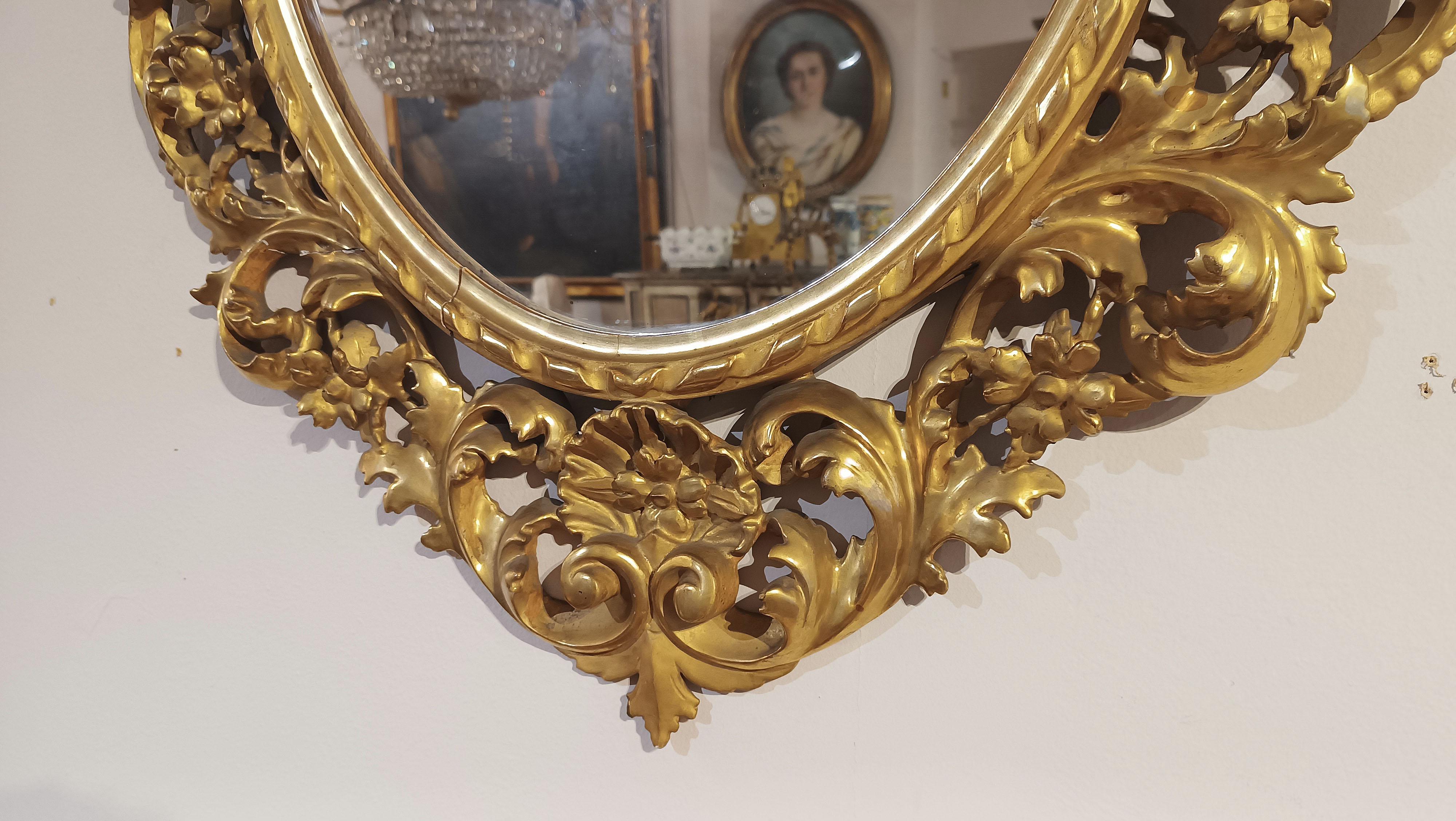 Specchio SPECCHIO OVALE DORATO DELLA SECONDA METÀ DEL XIX SECOLO in vendita