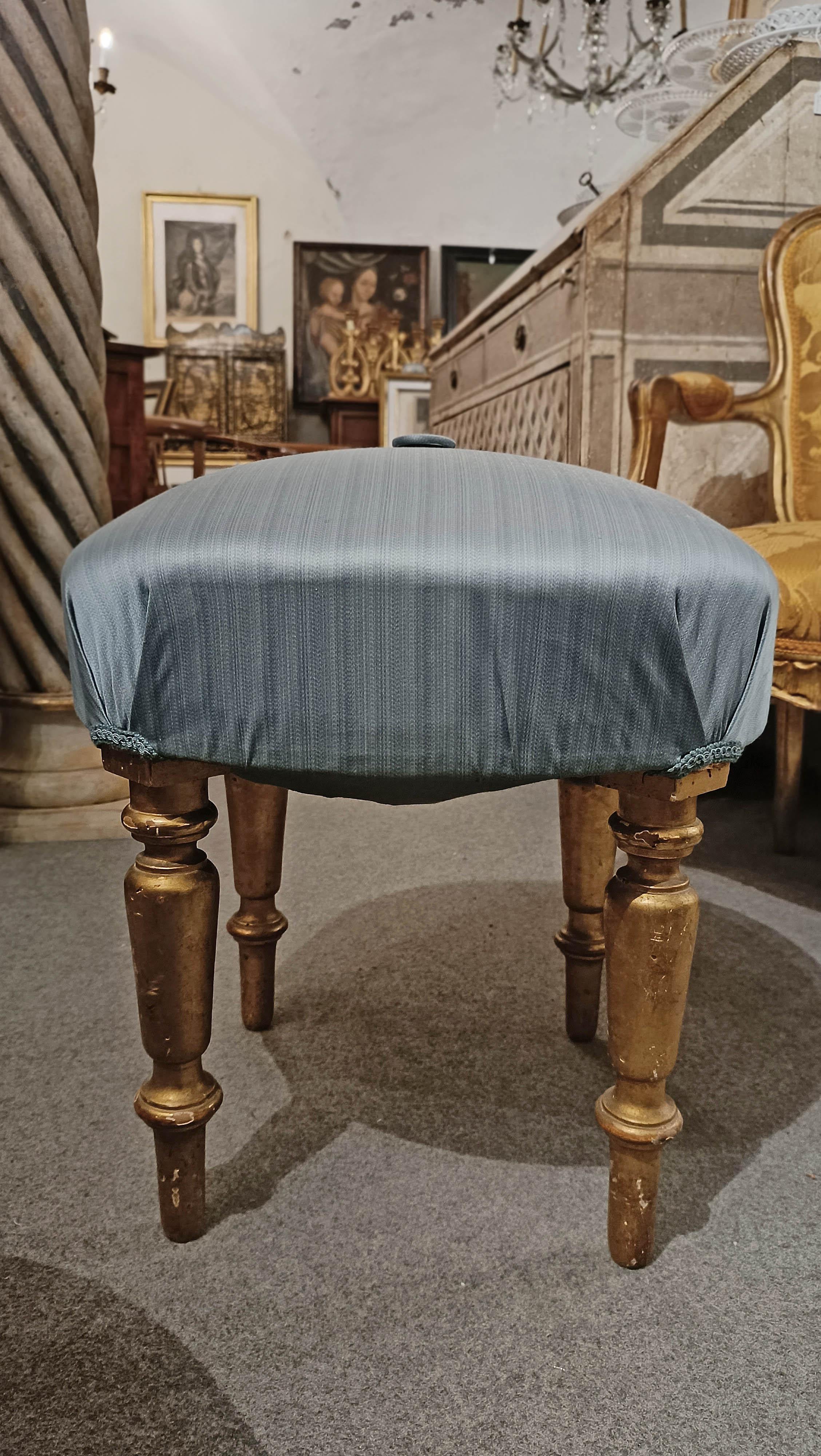 Elegantes Paar kleiner gepolsterter Bänke, bezogen mit grau-blauem Stoff. Die Beine sind gedrechselt und aus vergoldetem Holz in reinem Gold gefertigt. Die raffiniert gearbeiteten toskanischen Bänke aus der Mitte des 19. Jahrhunderts eignen sich