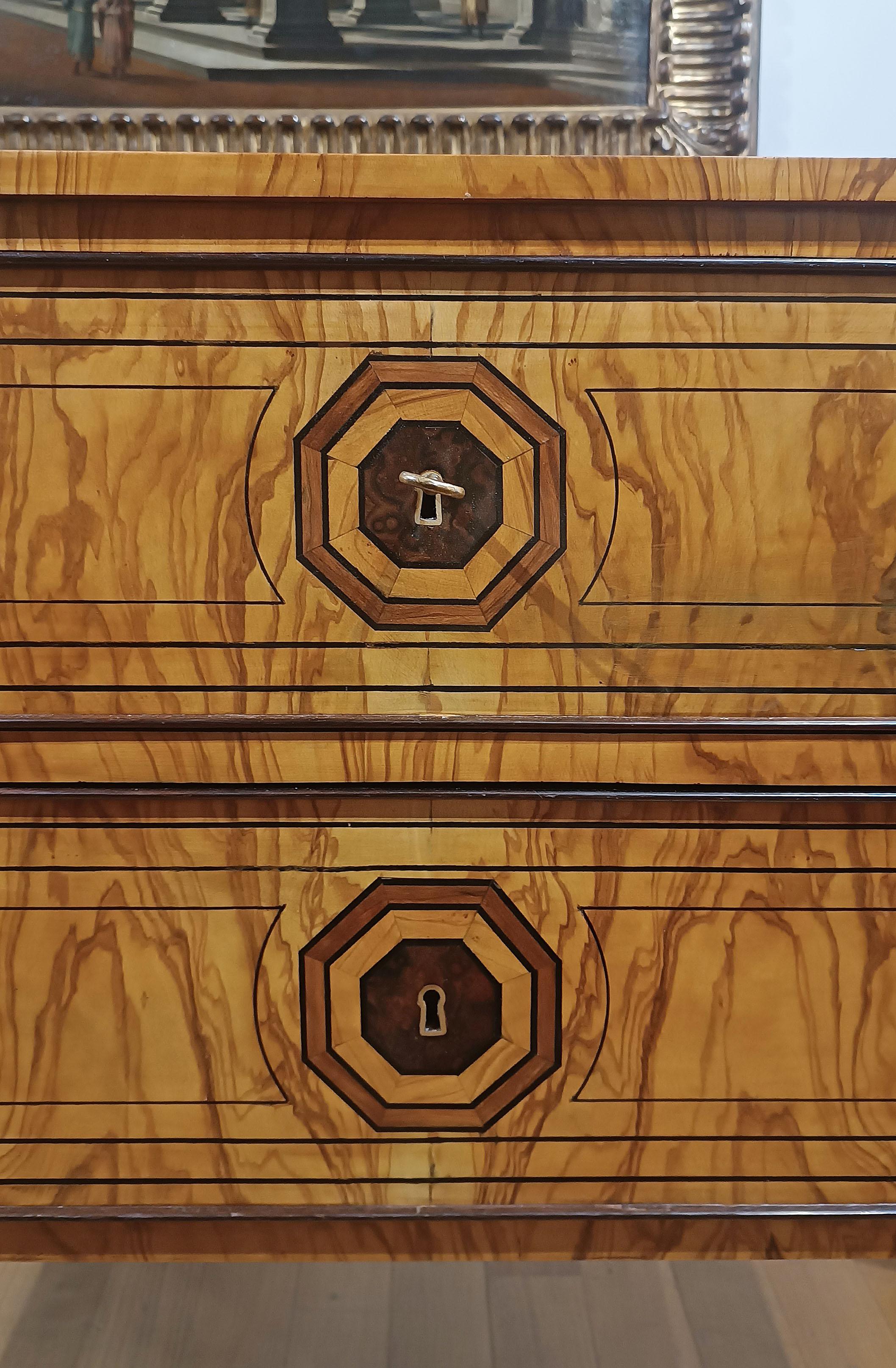 SECOND HALF OF THE 19th CENTURY PAIR OF NEOCLASSICAL-STYLE CHEST OF DRAWERS In condizioni buone in vendita a Firenze, FI