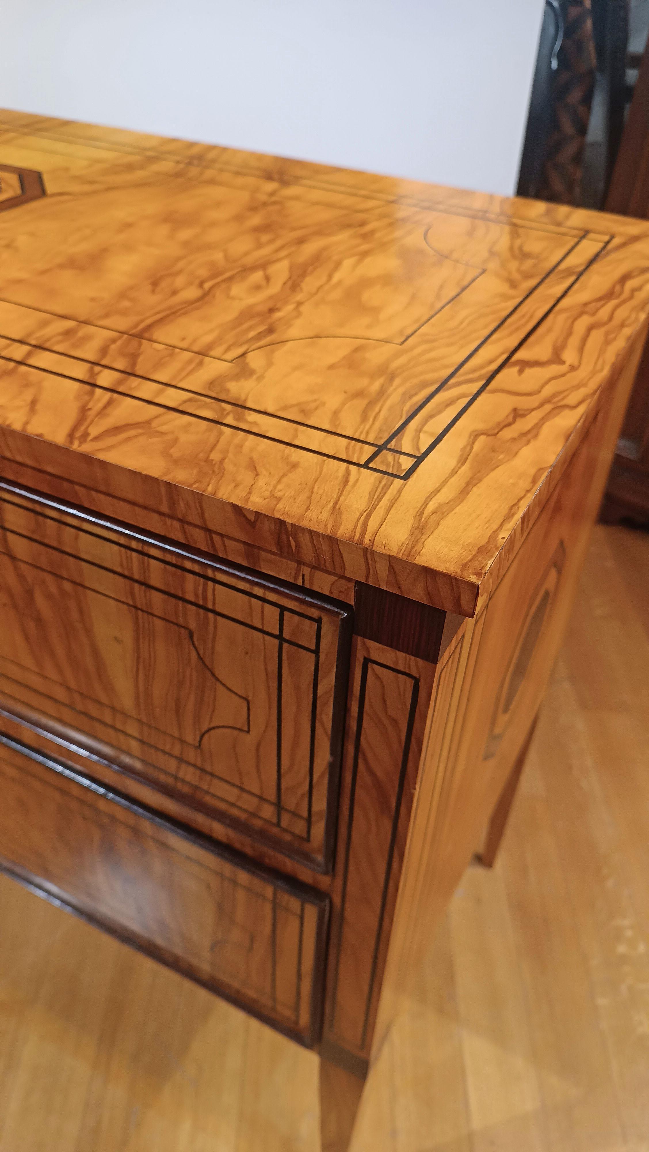 Legno SECOND HALF OF THE 19th CENTURY PAIR OF NEOCLASSICAL-STYLE CHEST OF DRAWERS in vendita