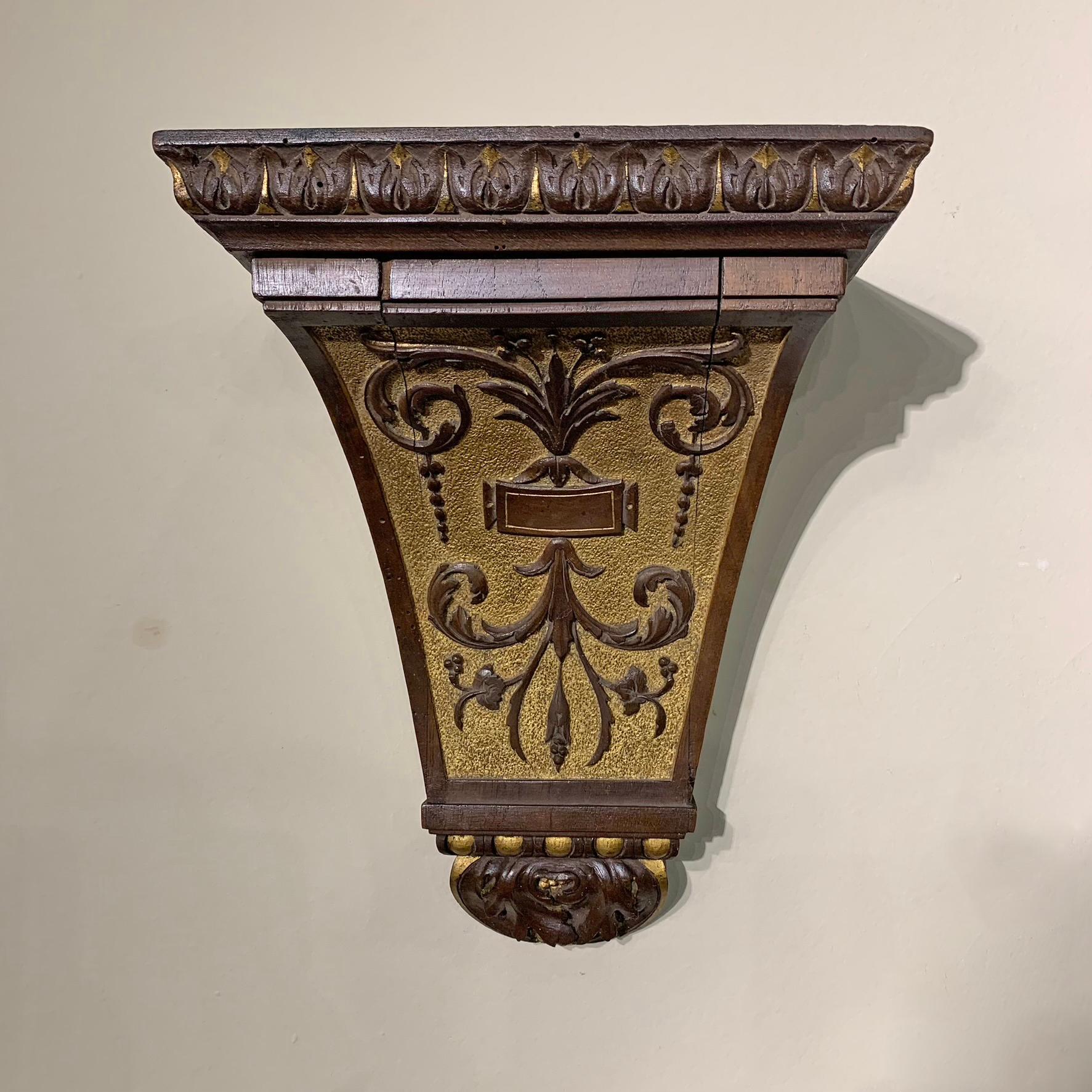 Elegantes Regalpaar aus massivem Nussbaumholz, geschnitzt und mit reinem Blattgold veredelt. Die Dekoration zeigt einen typisch architektonischen Stil mit einem Rahmen, der mit Blumenknospen geschmückt ist, und in der Mitte mit verschlungenen