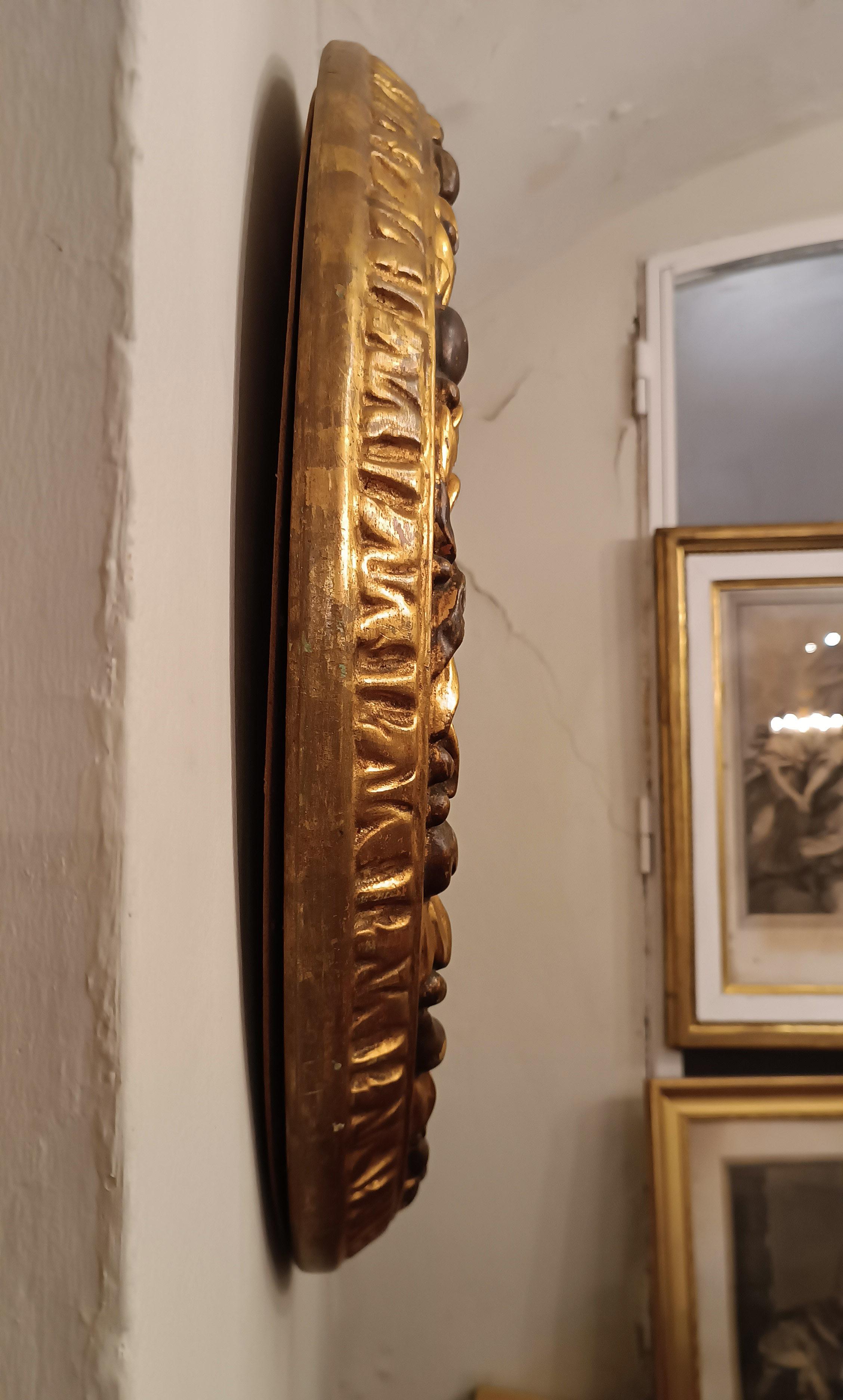 SECOND HALF OF THE 19th CENTURY ROUND MIRROR IN GOLDEN WOOD in vendita 3