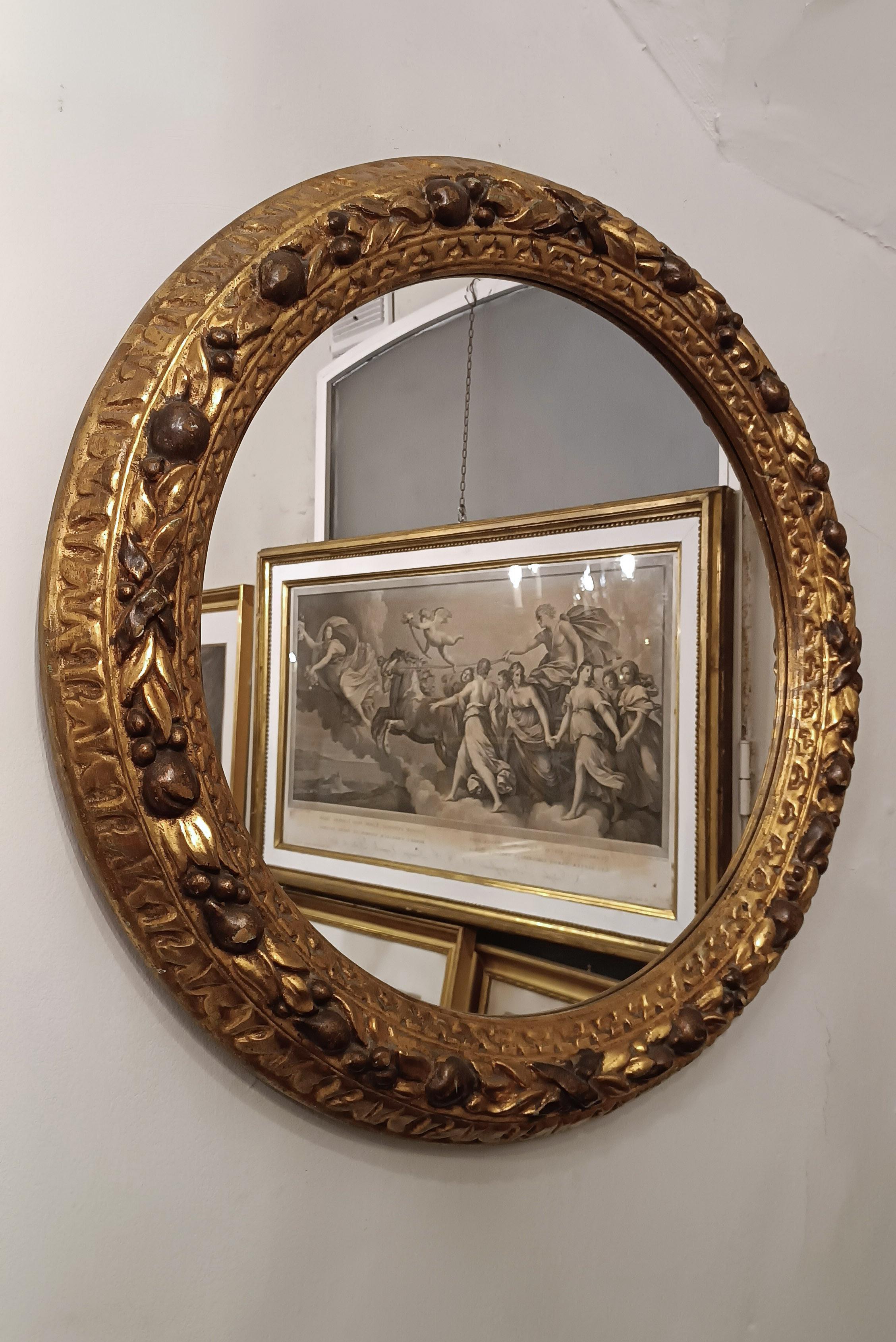 Italian SECOND HALF OF THE 19th CENTURY ROUND MIRROR IN GOLDEN WOOD in vendita