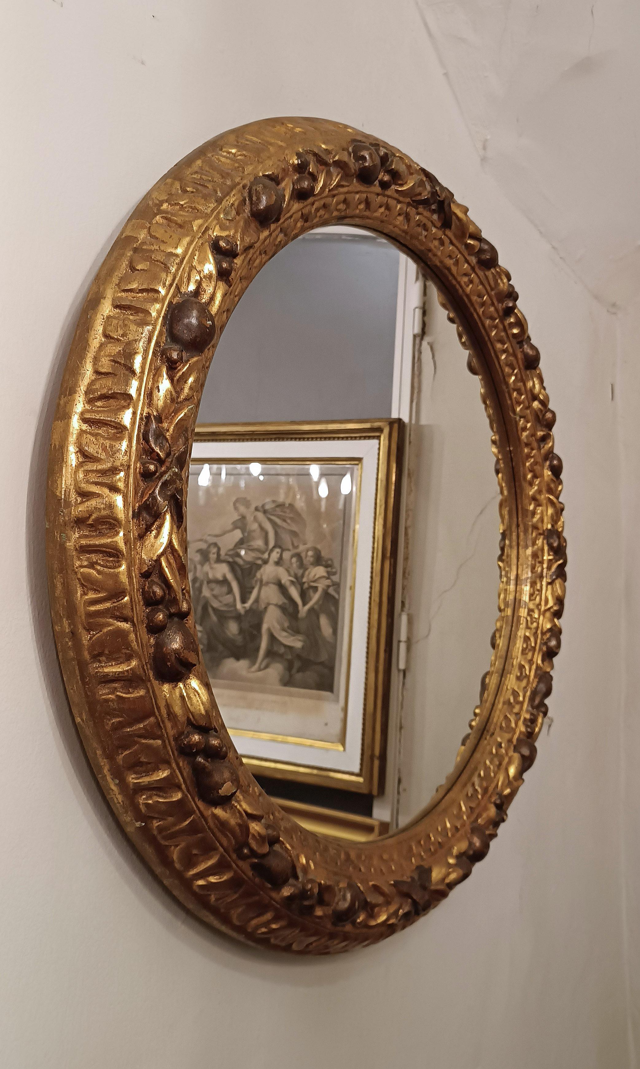 Intagliato a mano SECOND HALF OF THE 19th CENTURY ROUND MIRROR IN GOLDEN WOOD in vendita