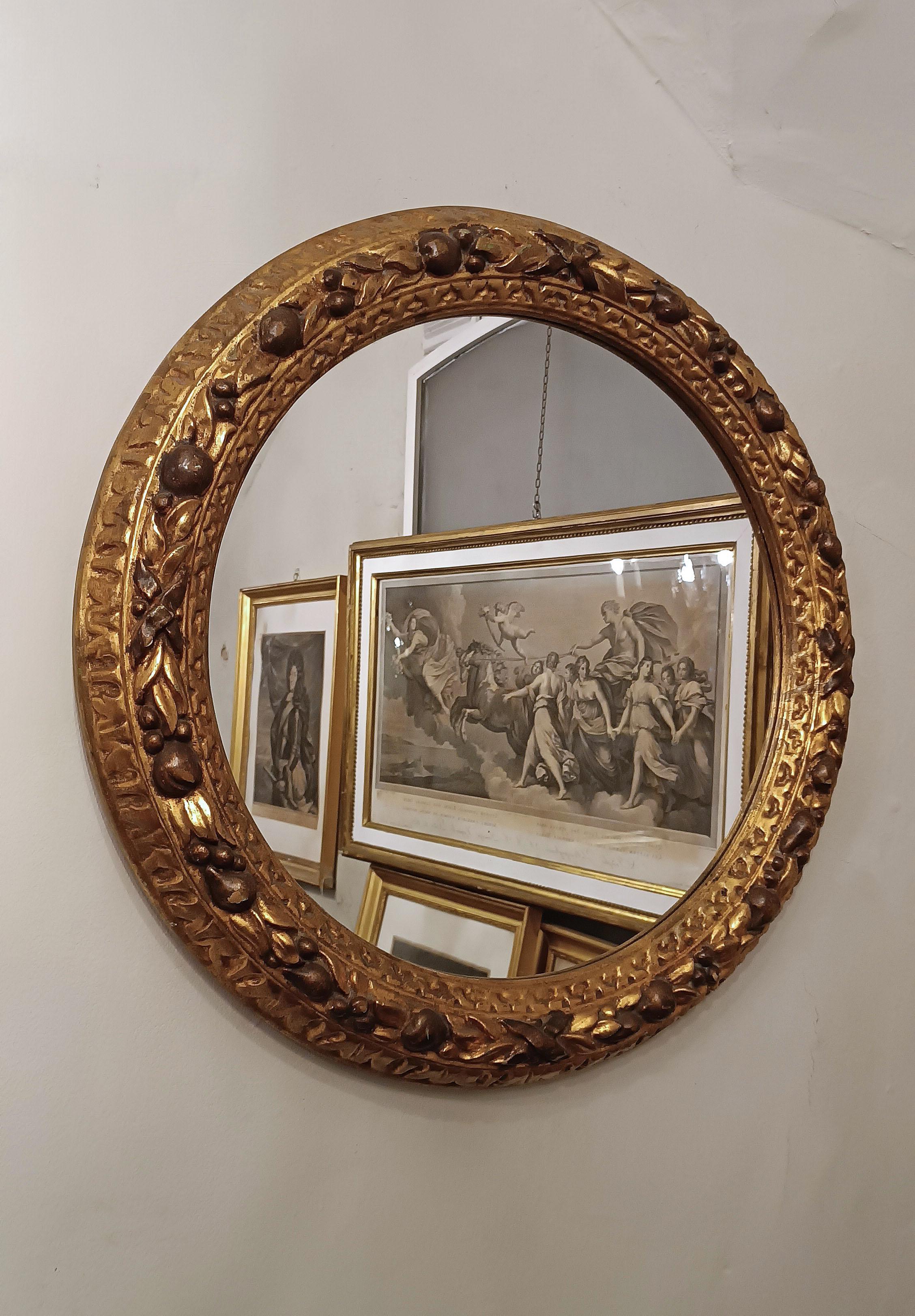 SECOND HALF OF THE 19th CENTURY ROUND MIRROR IN GOLDEN WOOD In condizioni buone in vendita a Firenze, FI