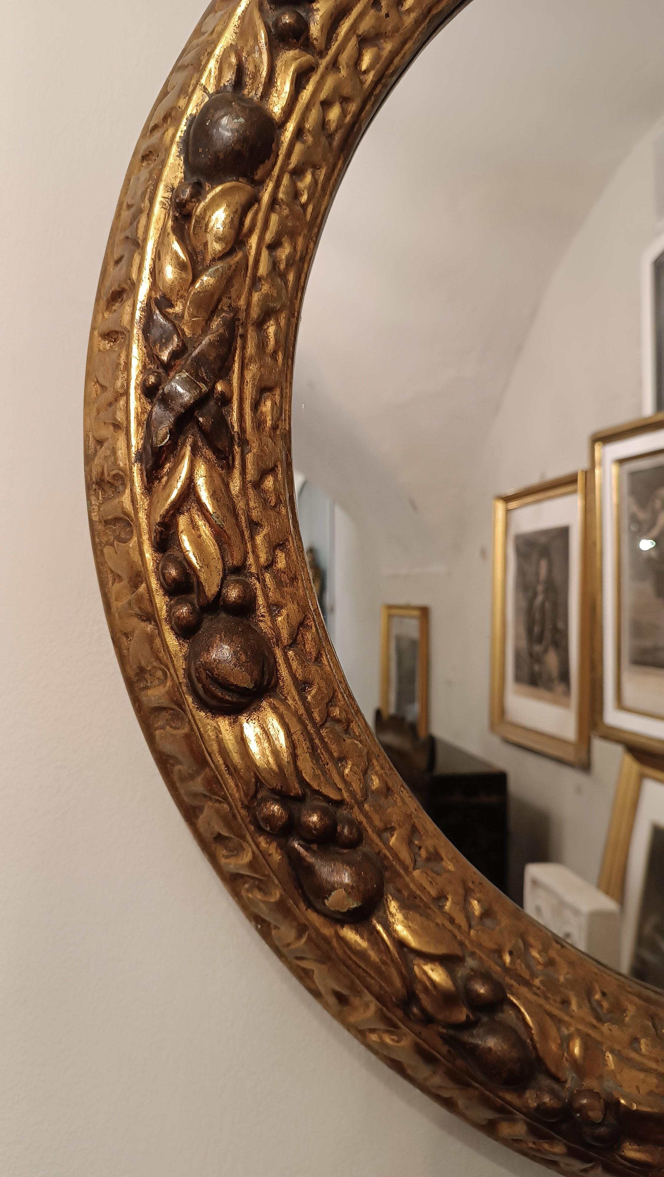19th Century SECOND HALF OF THE 19th CENTURY ROUND MIRROR IN GOLDEN WOOD in vendita