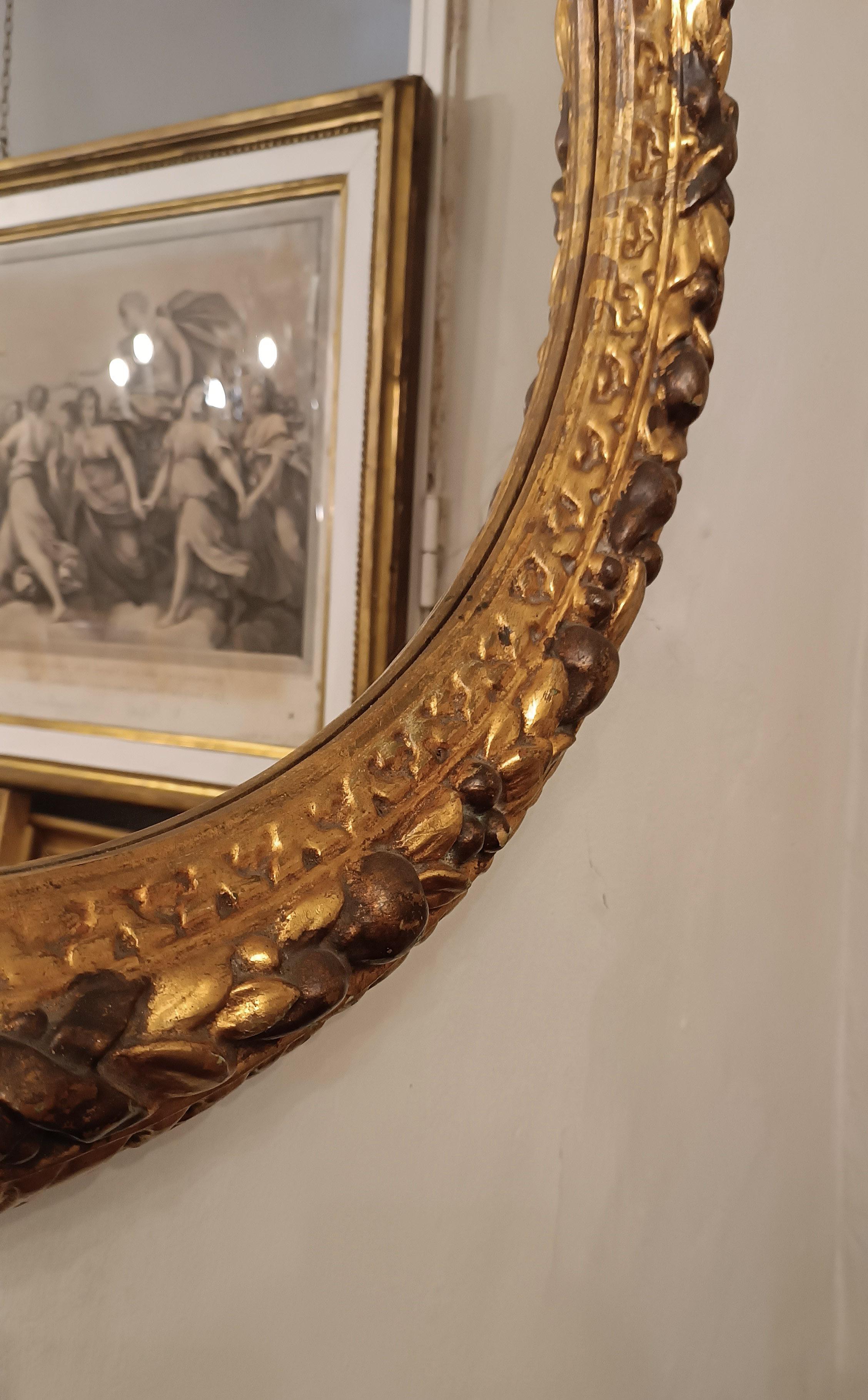 Specchio SECOND HALF OF THE 19th CENTURY ROUND MIRROR IN GOLDEN WOOD in vendita
