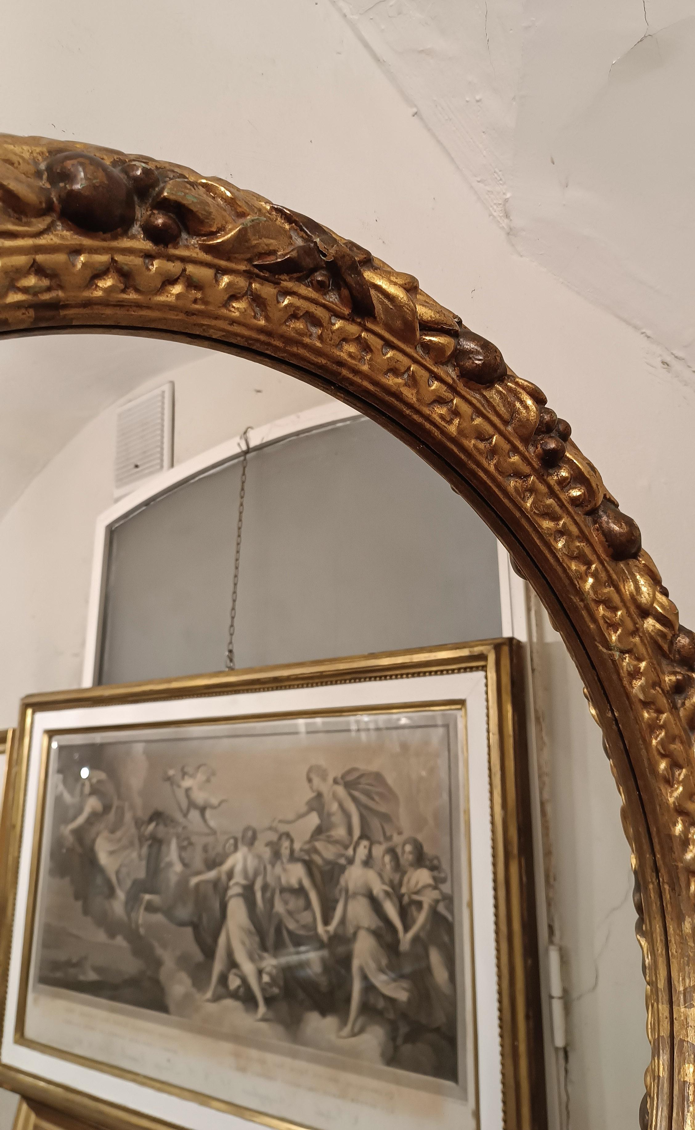 SECOND HALF OF THE 19th CENTURY ROUND MIRROR IN GOLDEN WOOD in vendita 1