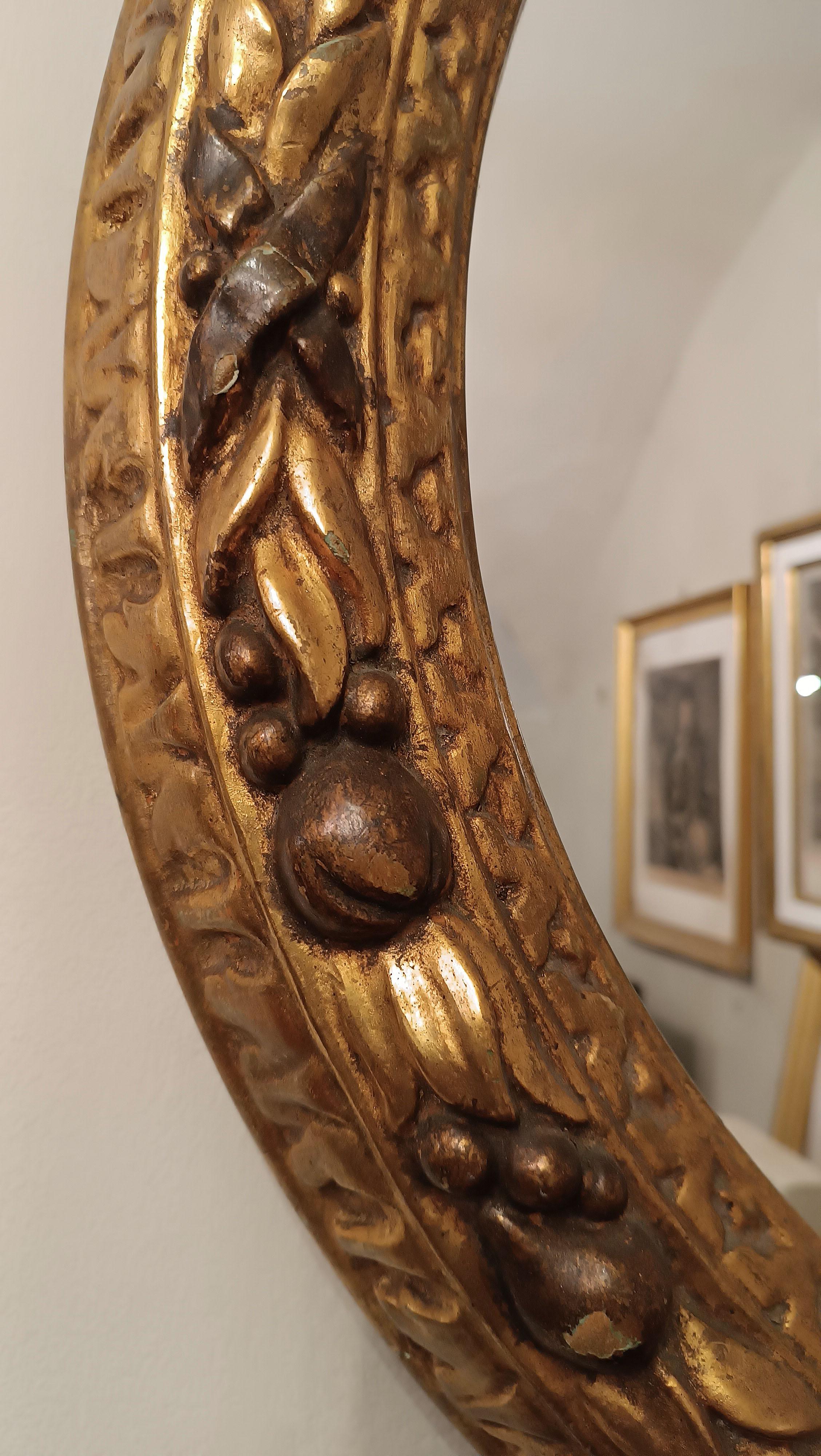 SECOND HALF OF THE 19th CENTURY ROUND MIRROR IN GOLDEN WOOD in vendita 2