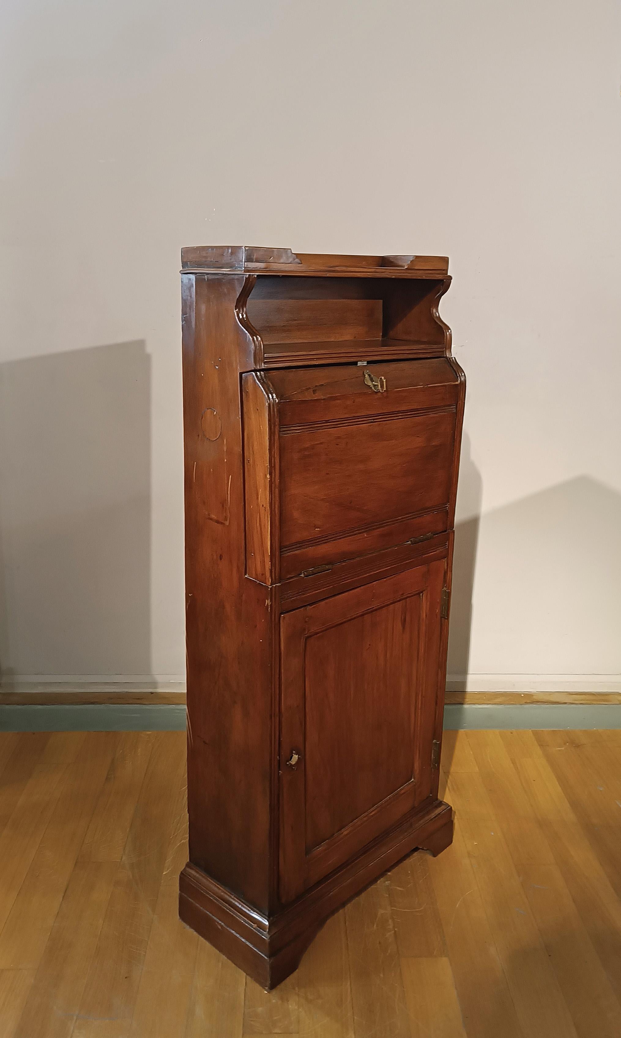 ZWEITE HÄLFTE DES 19. JAHRHUNDERTS KLEINER STEHSCHREIBTISCH (Italian) im Angebot